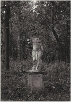 Statue, de la série Le Labyrinthe. Paysage et sculpture. Photographie N&B