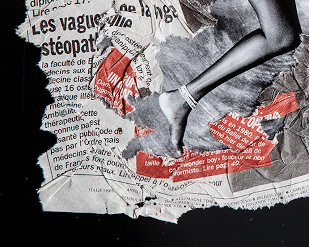 Die Zeitungen, Paris. Fotocollage Fotografie (Schwarz), Nude Photograph, von Uwe Ommer