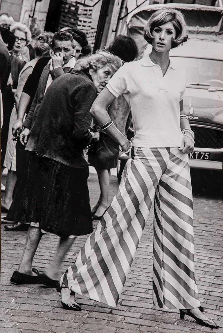 Calle Mouffetard - Díptico. Fotografías en blanco y negro. La moda. París - Photograph Moderno de Uwe Ommer