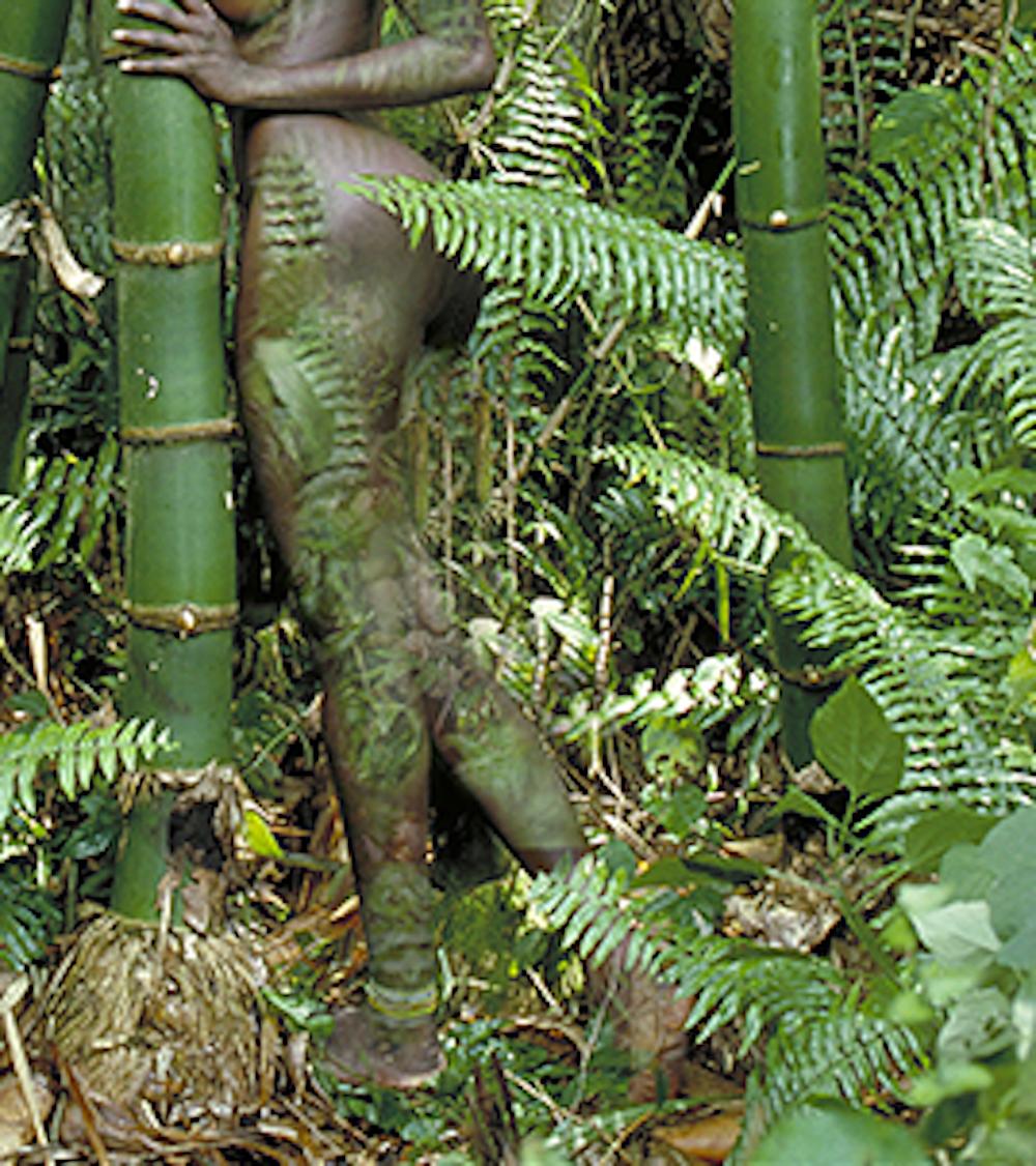 Frauen und Bäume I. Farbfotografie in limitierter Auflage (Schwarz), Nude Photograph, von Uwe Ommer