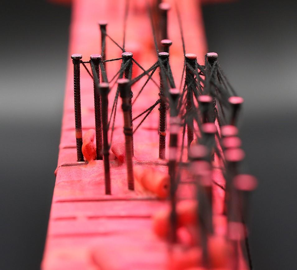 Te quiero otra vez. Fotografía en color de un cuerpo de guitarra ensamblado Escultura - Still-Life Photograph Negro de Kevin Krag