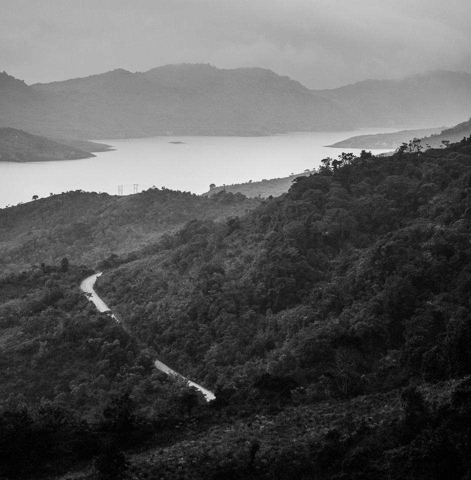 Laguna Chingaza, imprimés pigmentaires - Noir Landscape Photograph par Miguel Winograd 
