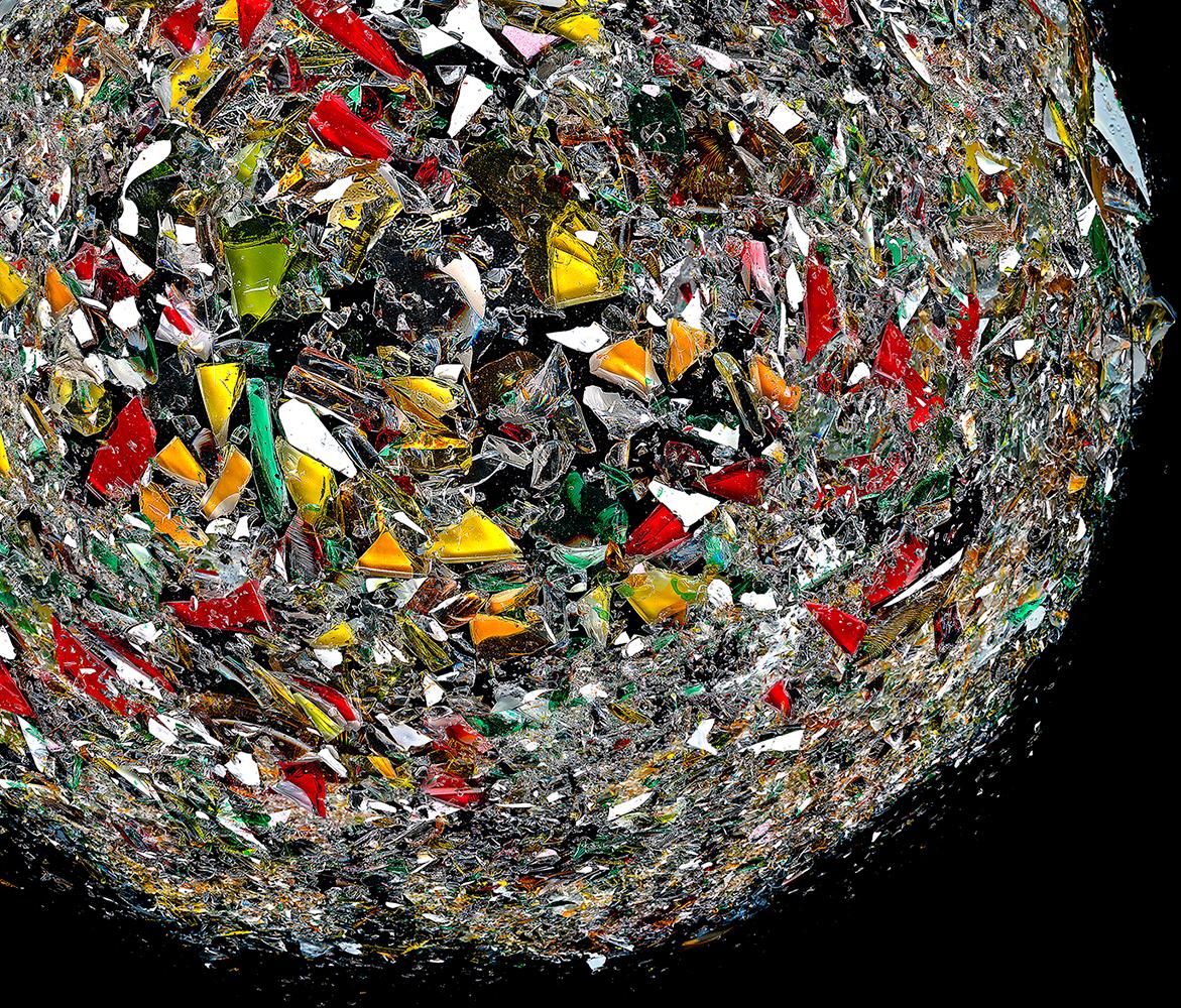 El Planeta Roto. Fotografía collage digital abstracta en color - Color Photograph Negro de Zoltan Gerliczki