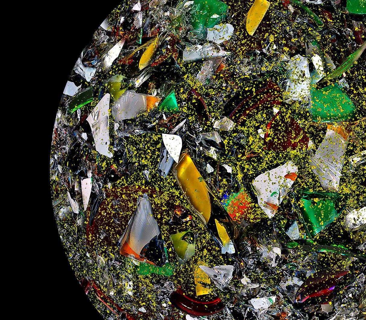 El Planeta de la Emoción. Serie Planeta Roto. Foto collage digital abstracto - Photograph de Zoltan Gerliczki