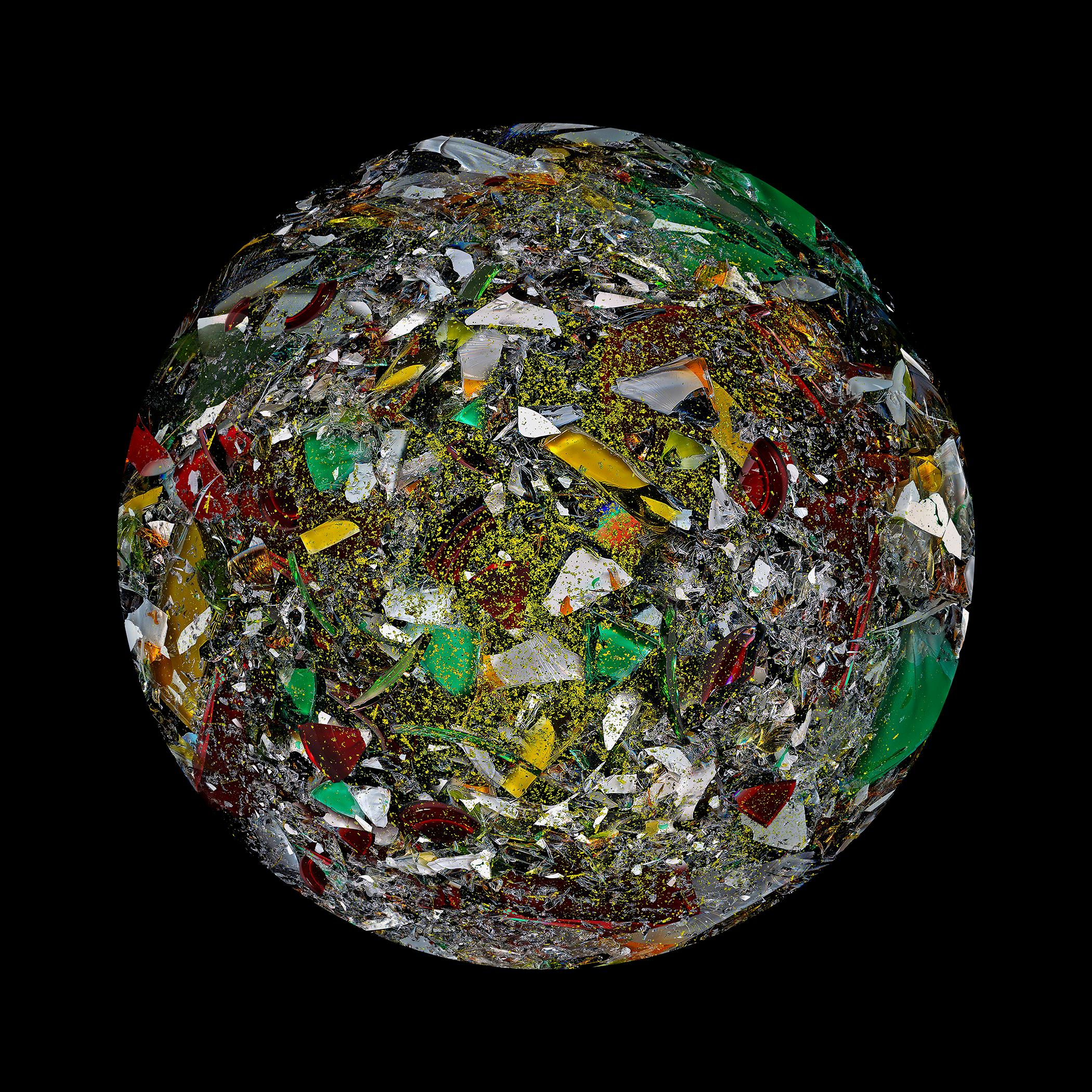 Color Photograph Zoltan Gerliczki - La planète gourmande. La série Broken Planet. Photographie de collage numérique abstraite