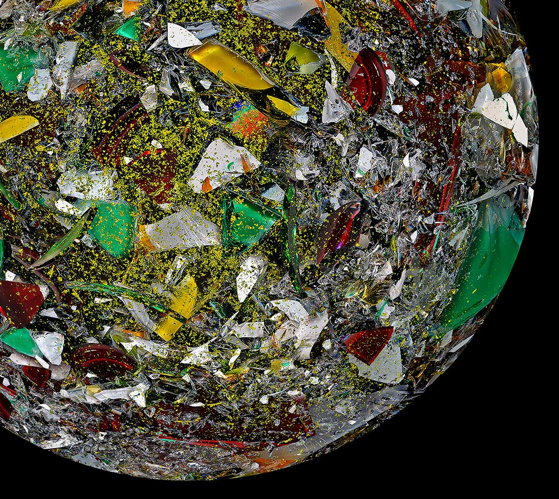 La planète gourmande. La série Broken Planet. Photographie de collage numérique abstraite en vente 1