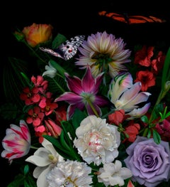 Nature morte avec un oiseau rose. Fleurs. Photographie numérique à collage de couleur