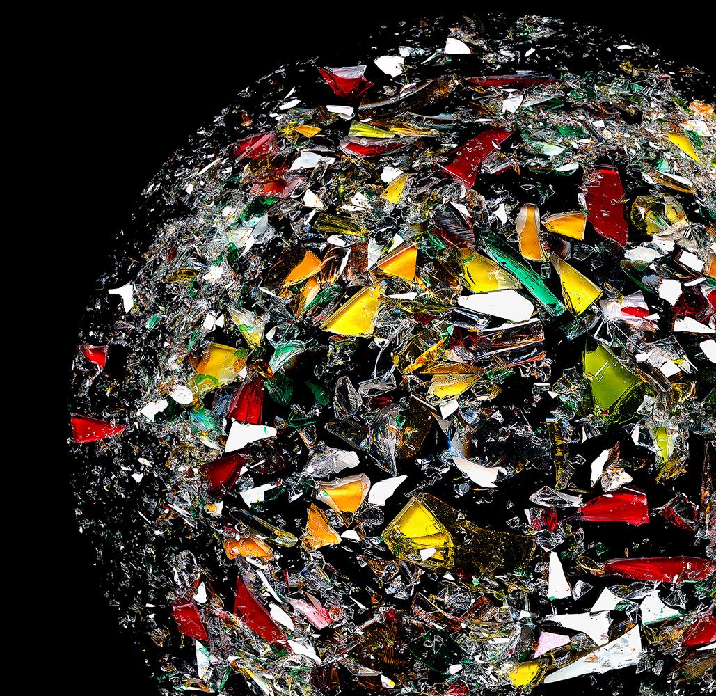 La Planete de joie La série Broken Planet. Photo numérique abstraite à collage couleur - Photograph de Zoltan Gerliczki