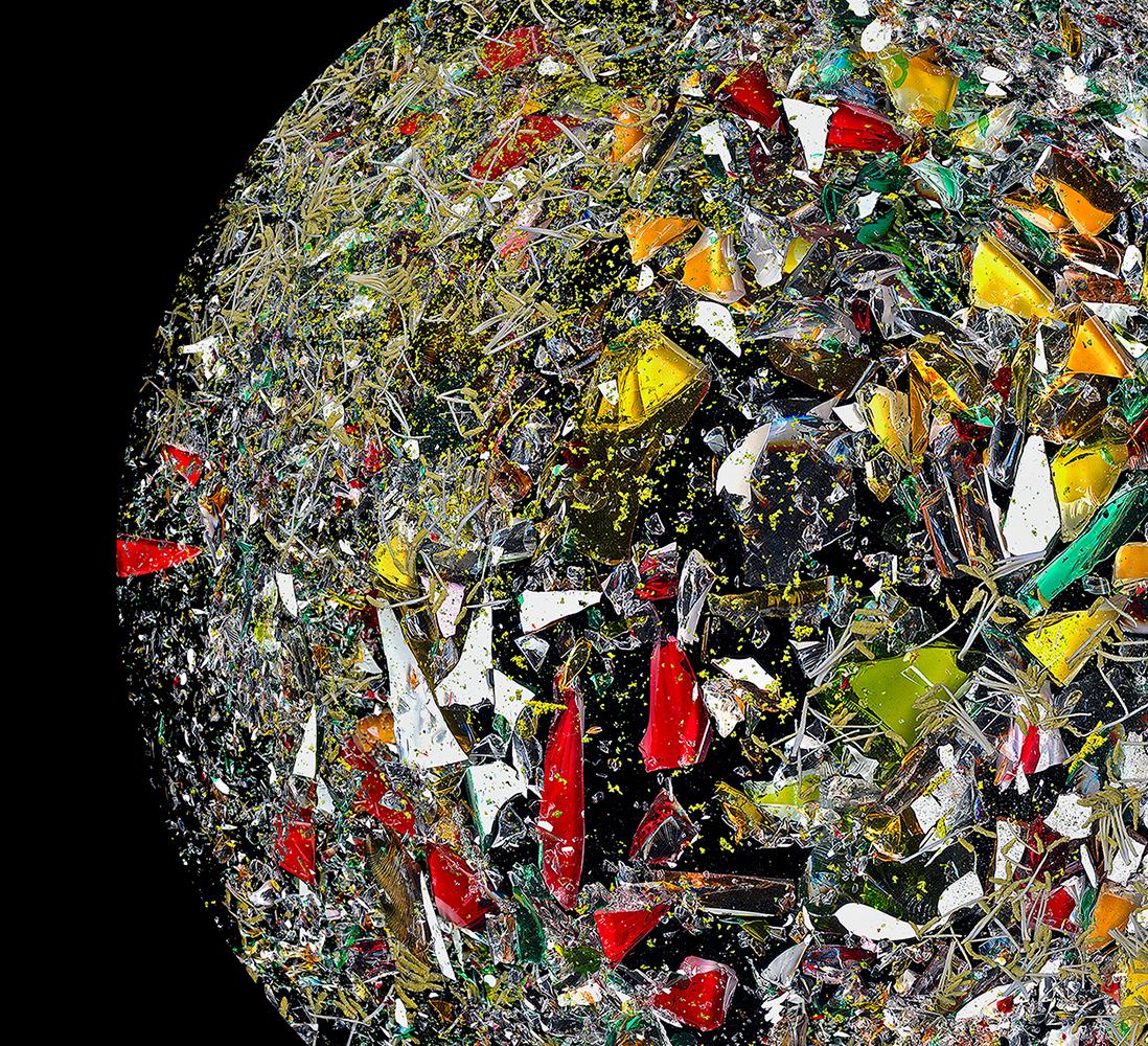 Der rassistische Planet. Serie Broken Planet. Abstraktes Digitale Collage-Farbfoto (Moderne), Photograph, von Zoltan Gerliczki