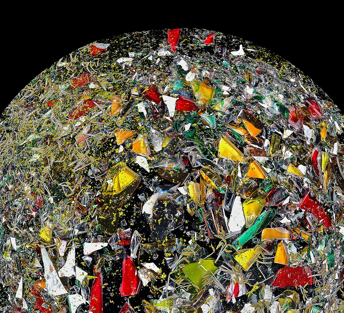 Der rassistische Planet. Serie Broken Planet. Abstraktes Digitale Collage-Farbfoto (Schwarz), Abstract Photograph, von Zoltan Gerliczki