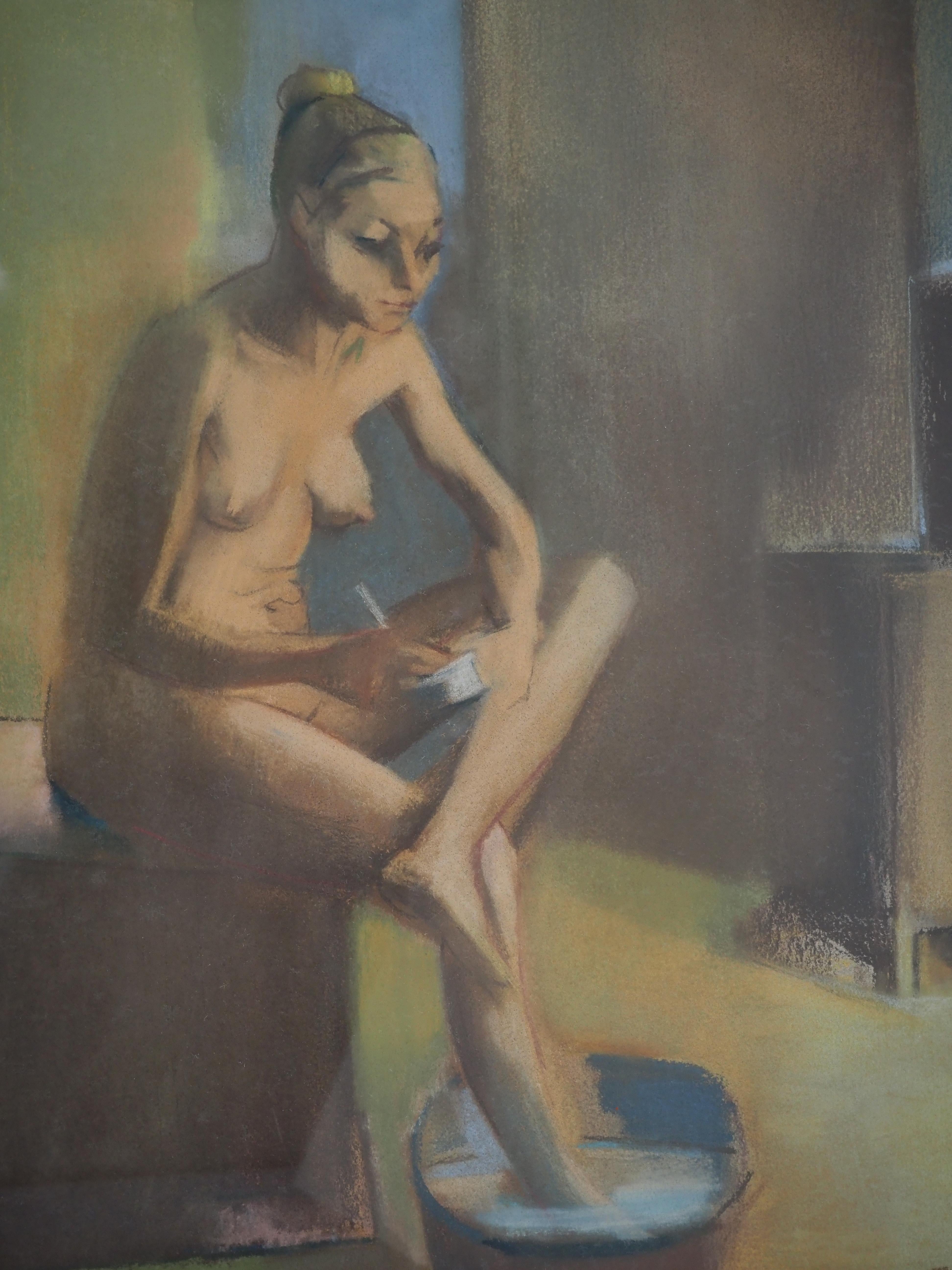 Woman in the Hammam - Original Pastel Drawing, Signed #REFERENCED For Sale 2