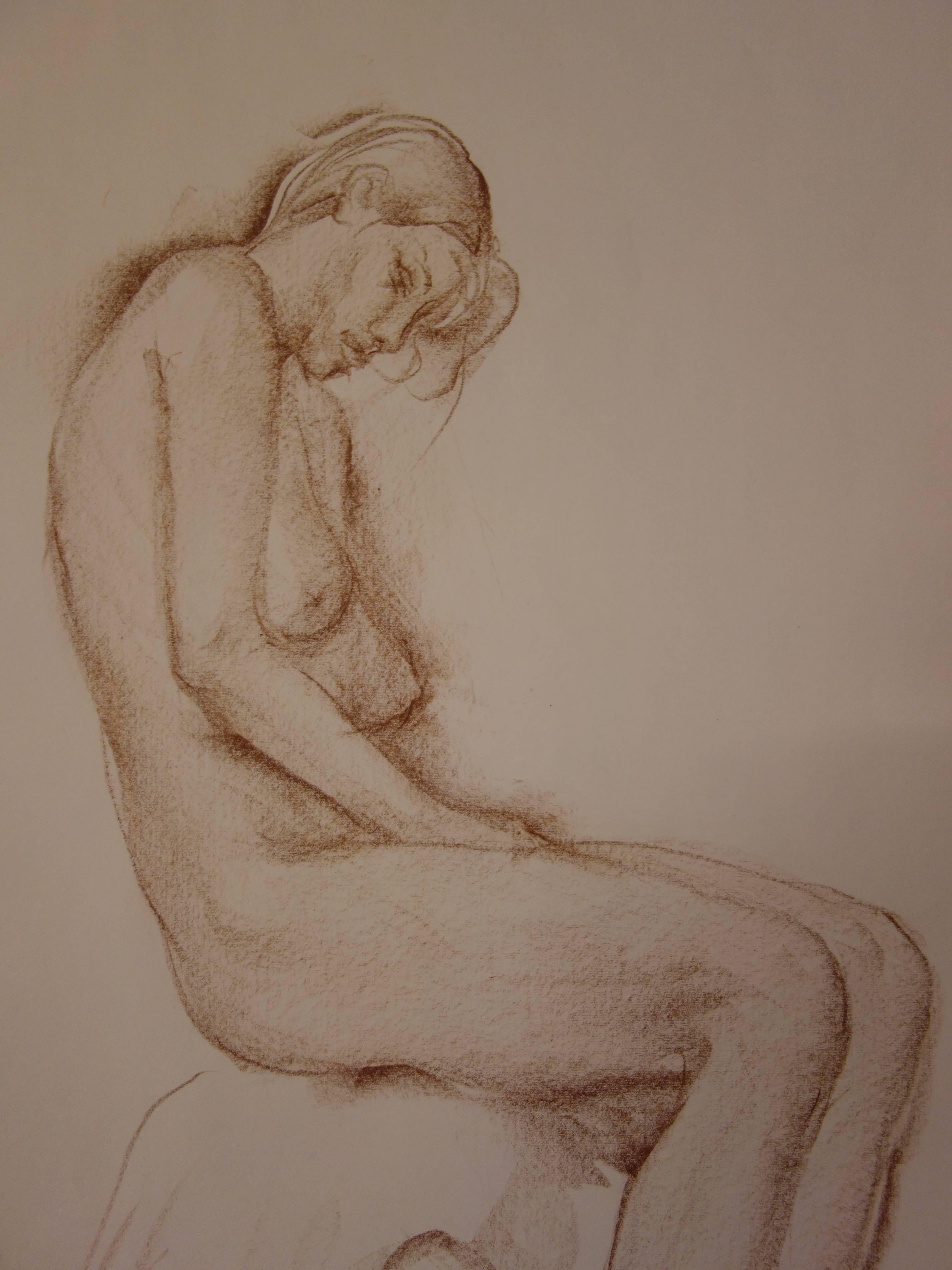 Modèle en attente dans l'atelier - dessin original signé au fusain - Marron Nude par Gaston Coppens