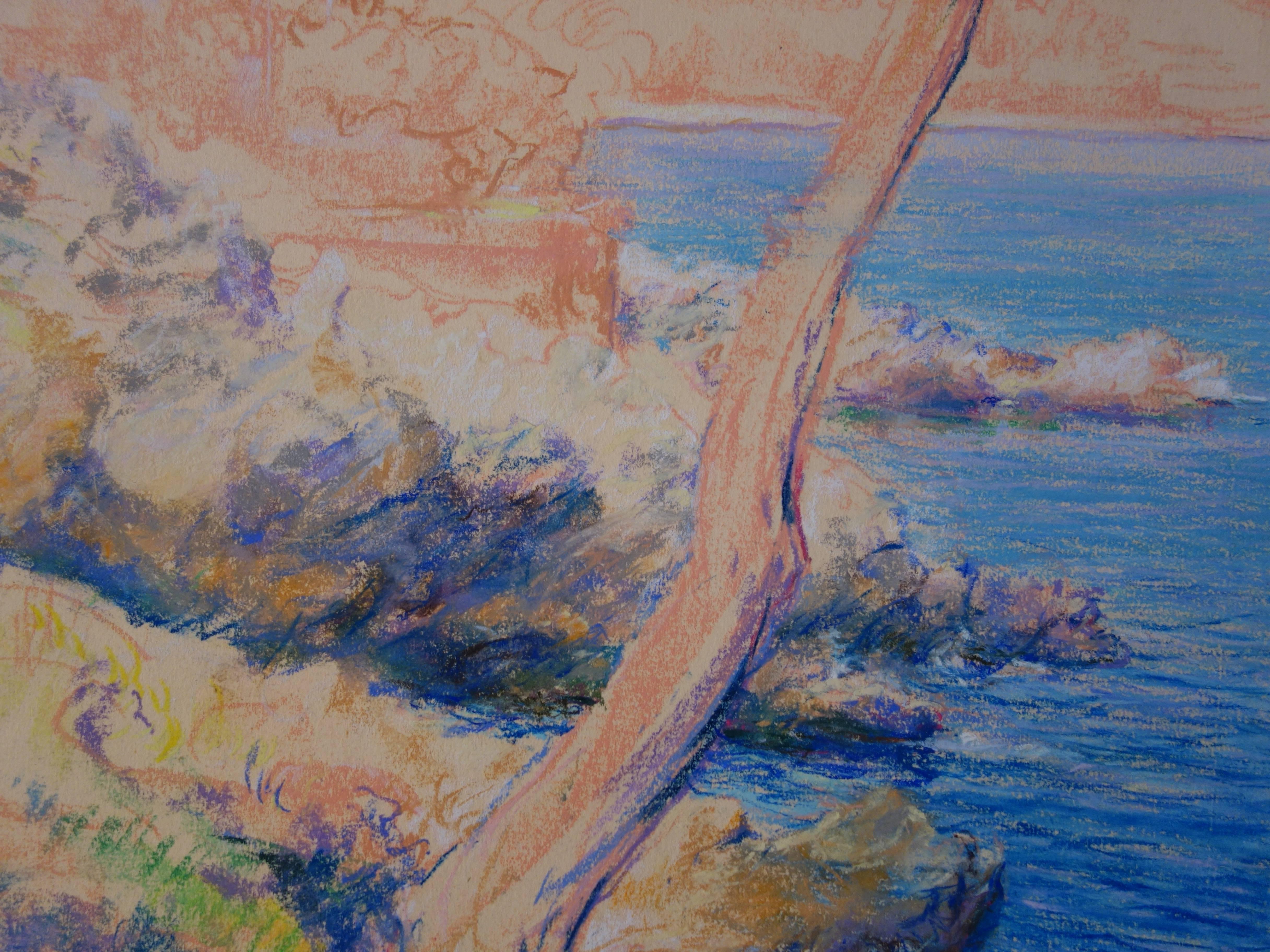 La côte des mers de Savage près de Saint Tropez - dessin original au fusain - Gris Landscape Art par Gaston Coppens