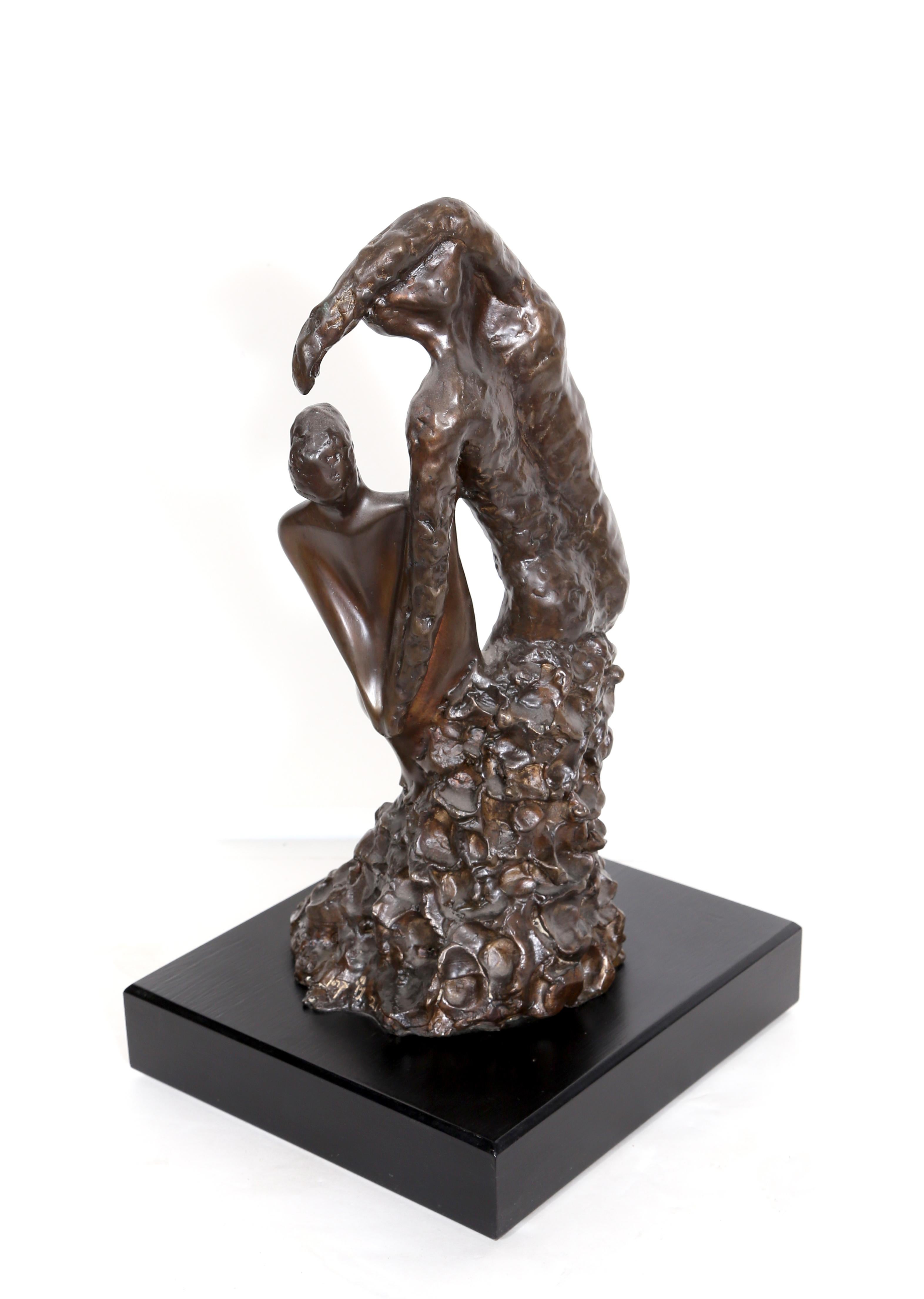 Artista: Nili Carasso, israelí (1951 - )
Título: Ella y He
Medio: Escultura de bronce, firma inscrita
Edición: 12 
Tamaño: 36,83 x 17,78 x 15,24 cm (14,5 x 7 x 6 pulg.)
Tamaño de la base: 2 x 9,5 x 9 pulgadas (Base) 