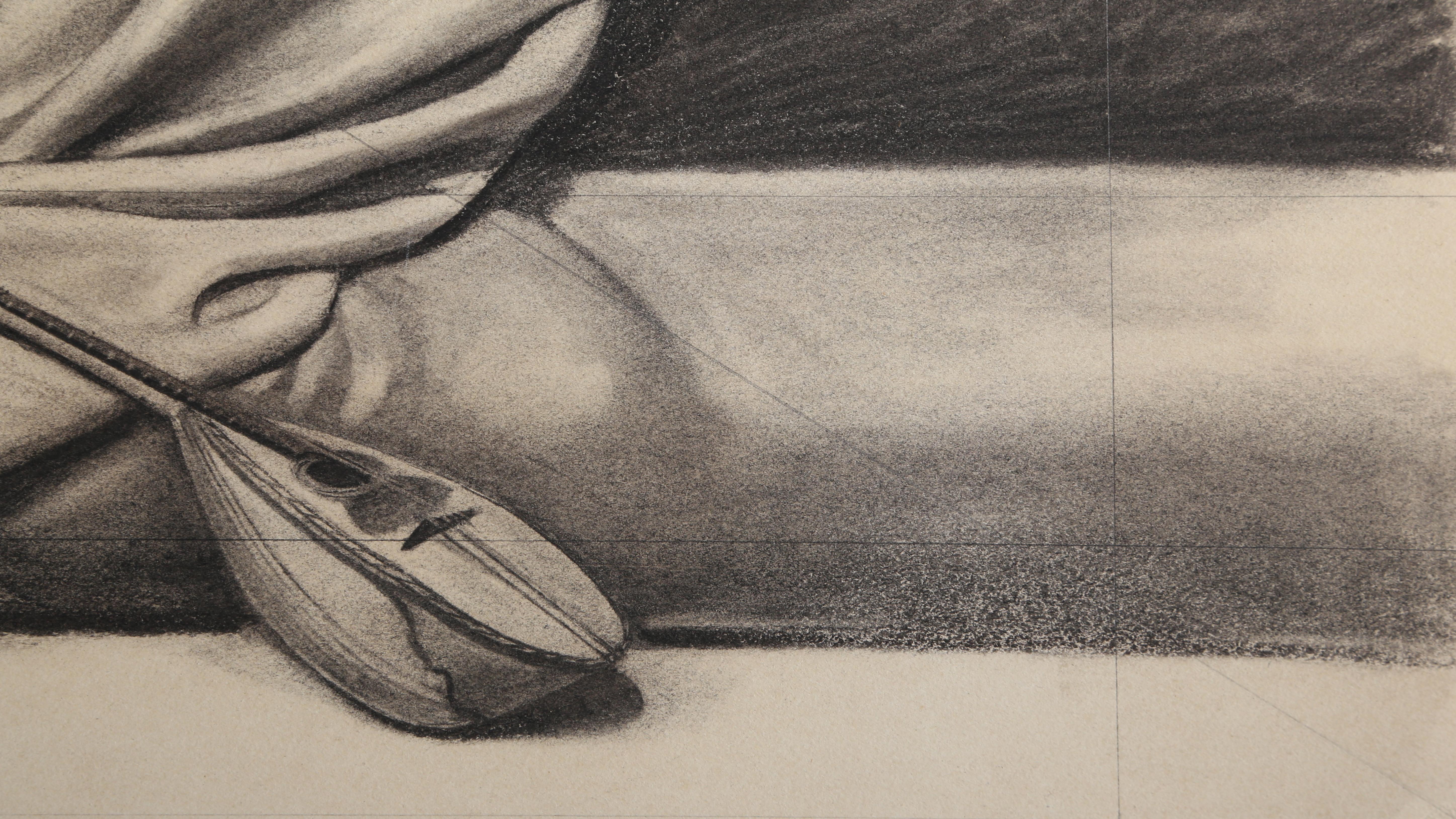 Eine schwarz-weiße Kohlezeichnung auf Papier des kubistischen und surrealistischen Künstlers Benjamin Benno, die nicht wie ein traditionelles Stillleben Früchte oder Blumen auf einem Tisch zeigt, sondern eine einzelne Orange, die auf einer Couch in