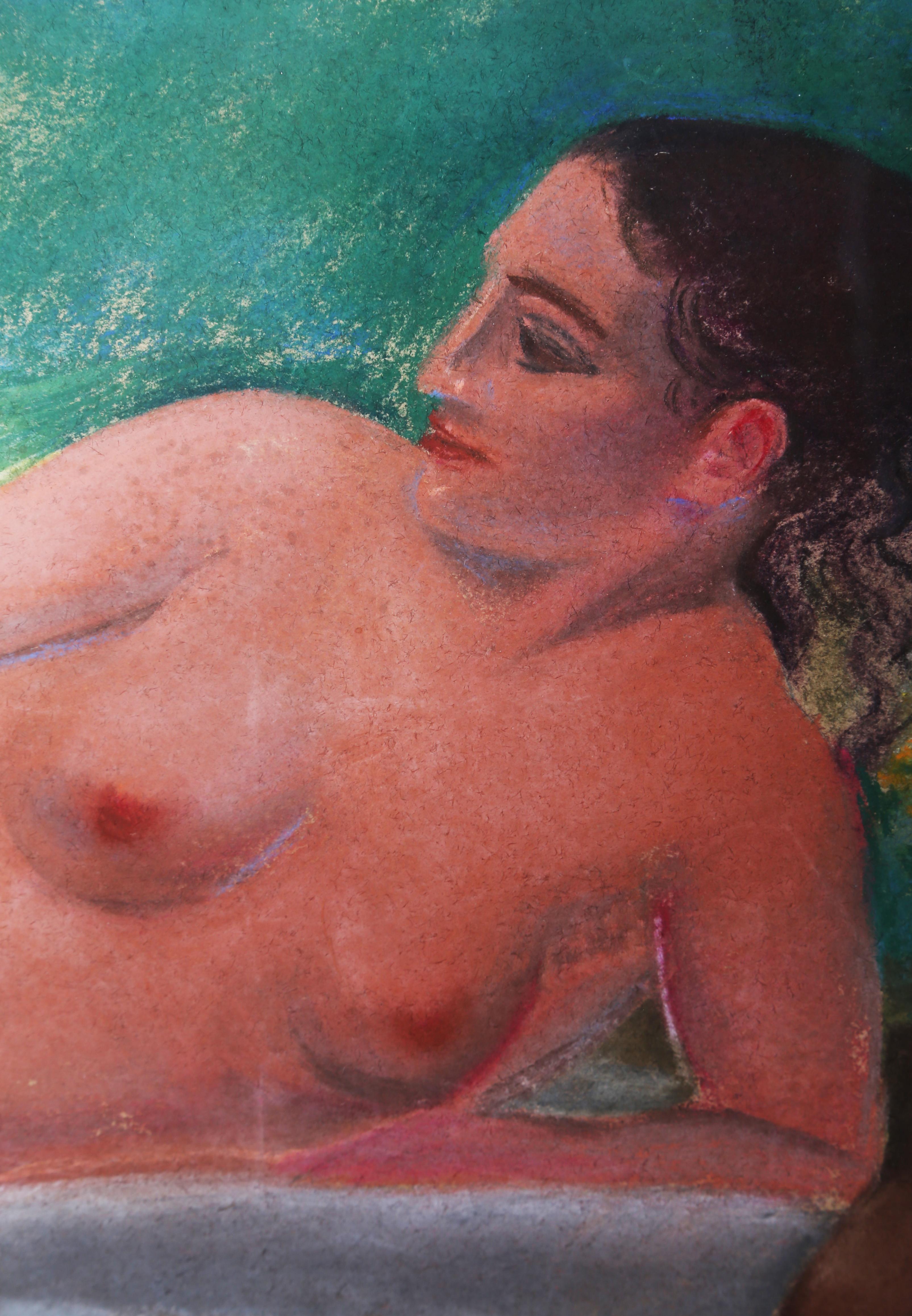 Dieses liegende Aktporträt einer Frau bei einem Picknick stellt verschiedene kunsthistorische Bezüge her. Die kräftigen, fast neonartigen Farben erinnern an die tropischen Gemälde, die Gauguin Ende des 19. Jahrhunderts schuf. Die Szenerie erinnert