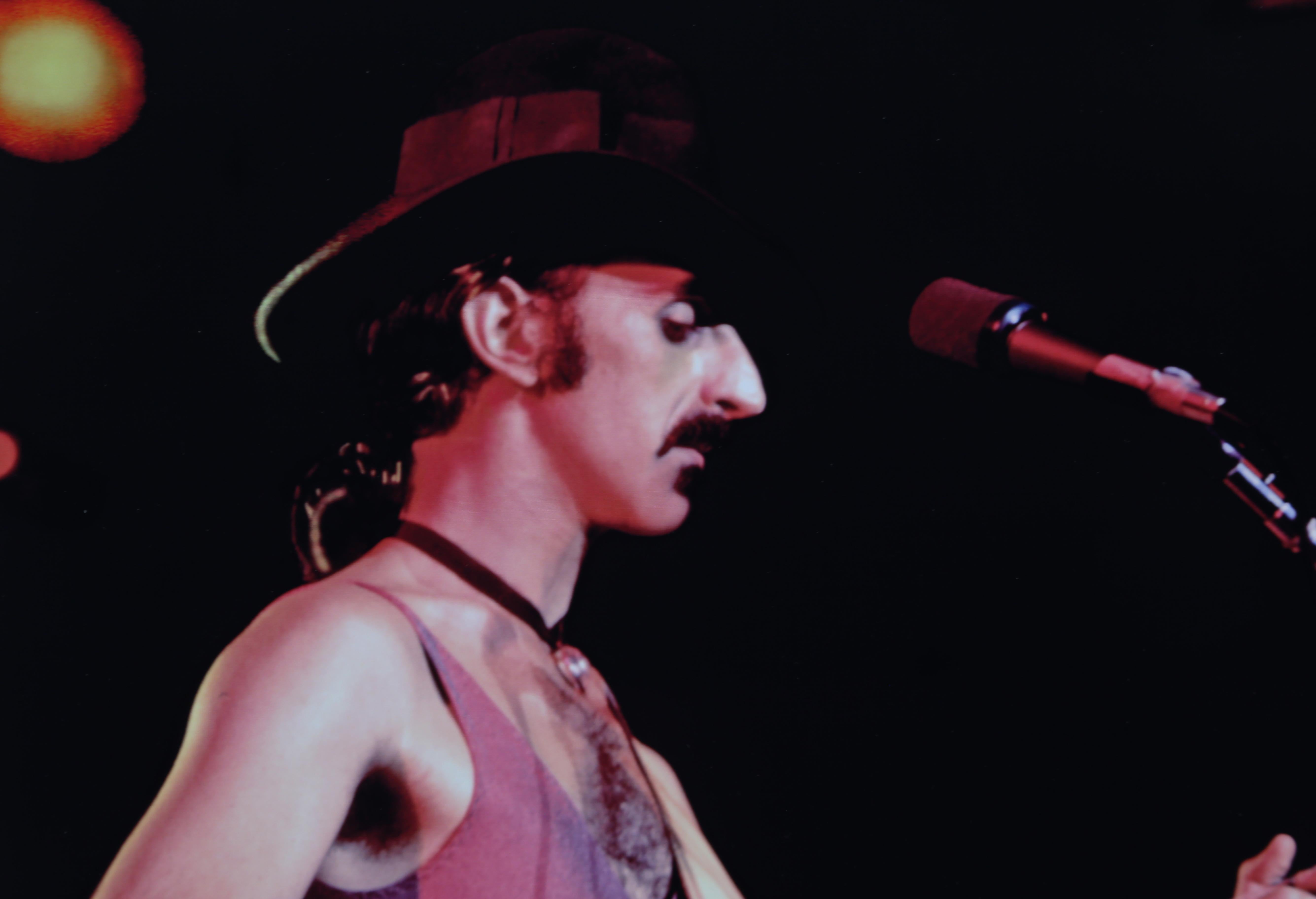 Frank Zappa on the Gibson SG, impression numérique au pigment par Alan Herr en vente 2