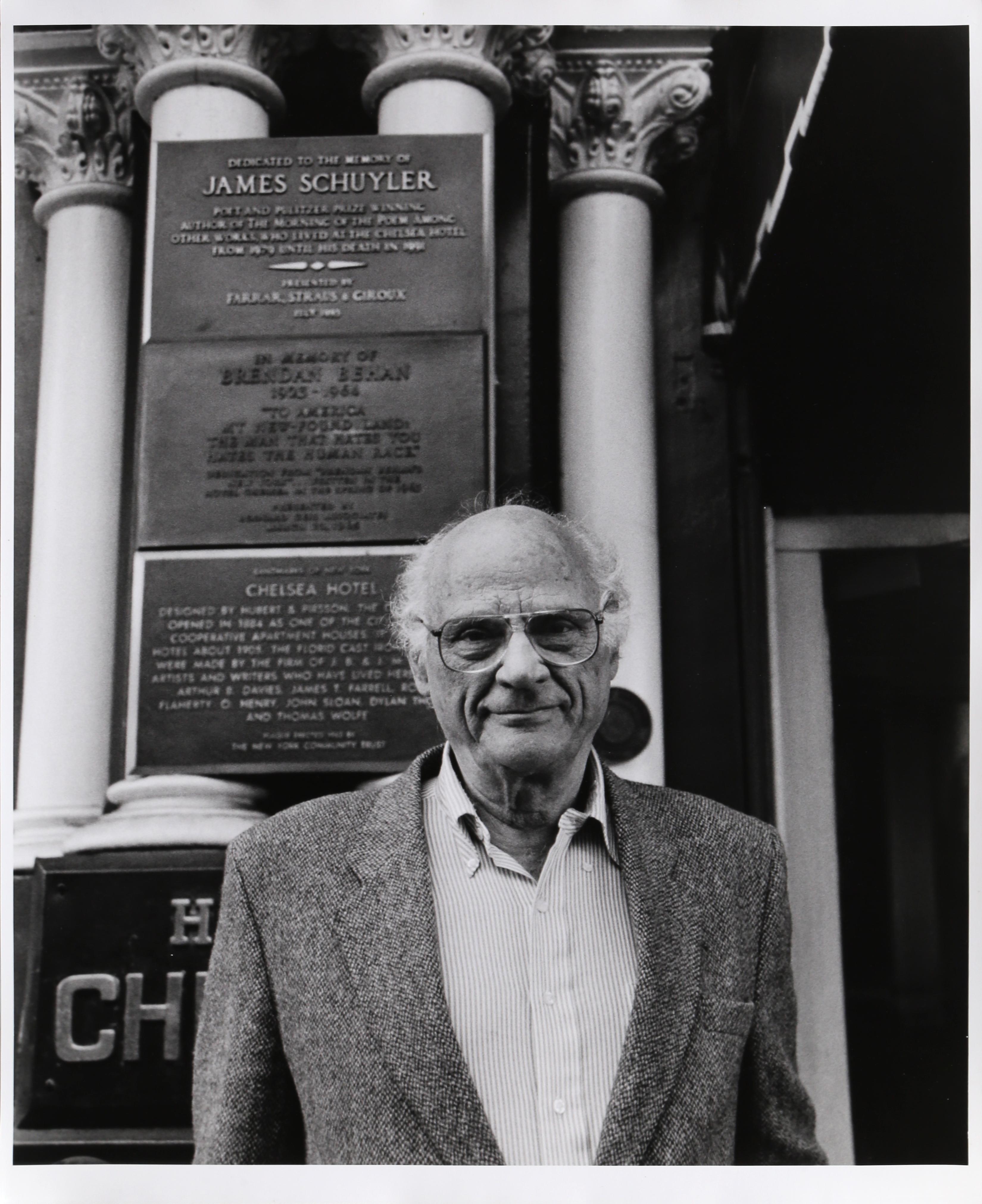 Arthur Miller devant l'hôtel Chelsea, photographie de Rita Barros