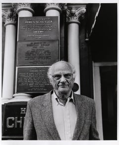 Arthur Miller devant l'hôtel Chelsea, photographie B&W de Rita Barros