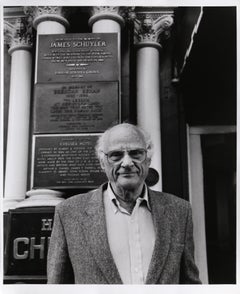 Arthur Miller außerhalb des Chelsea Hotels, Fotografie von Rita Barros