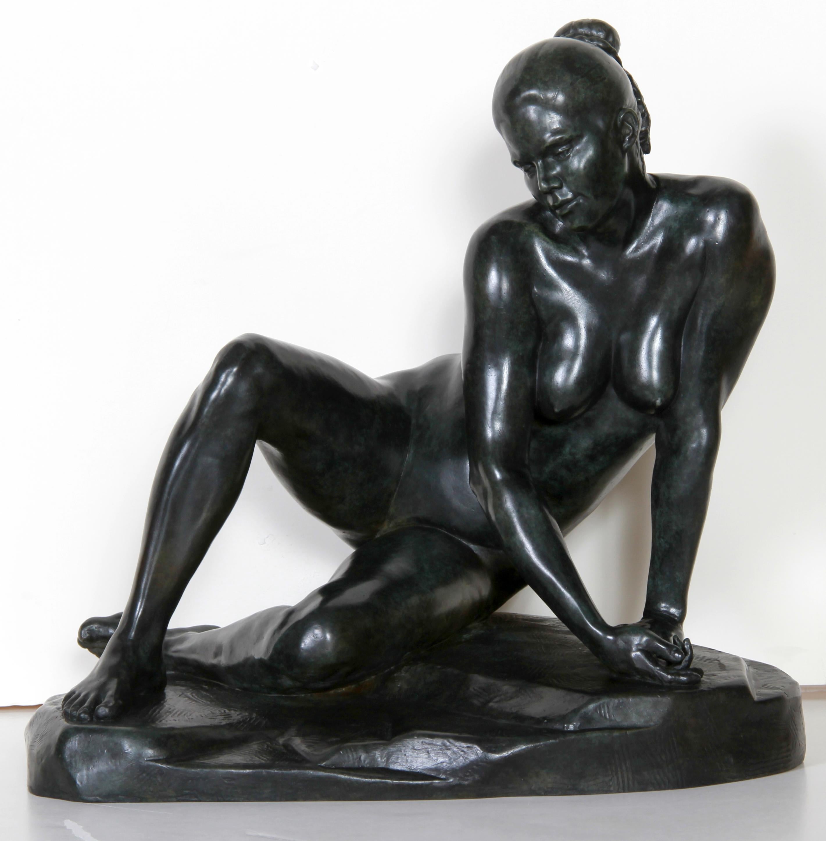 Sitzender Akt, Bronzeskulptur von Kuno Lange im Angebot 2