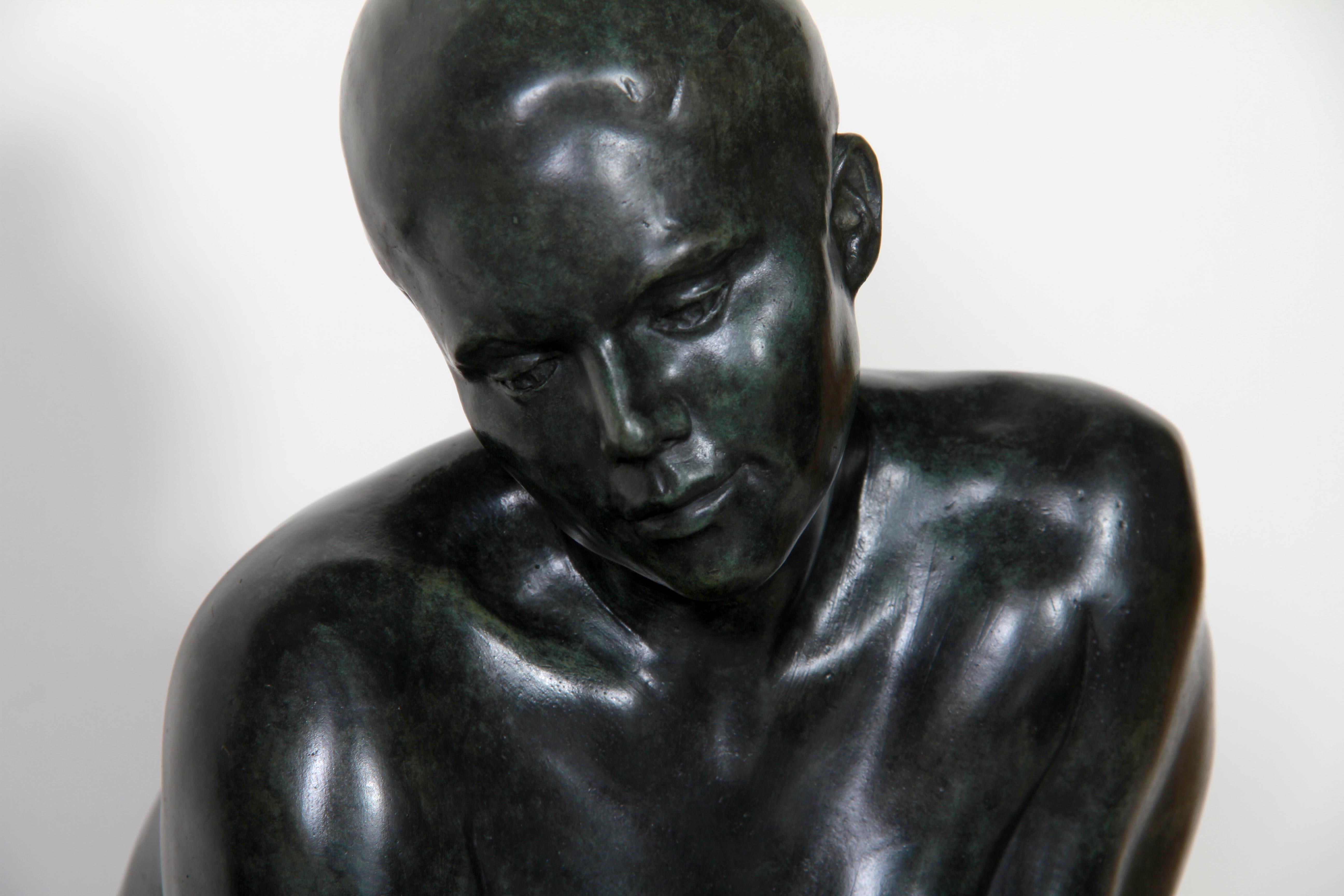 Sitzender Akt, Bronzeskulptur von Kuno Lange im Angebot 3