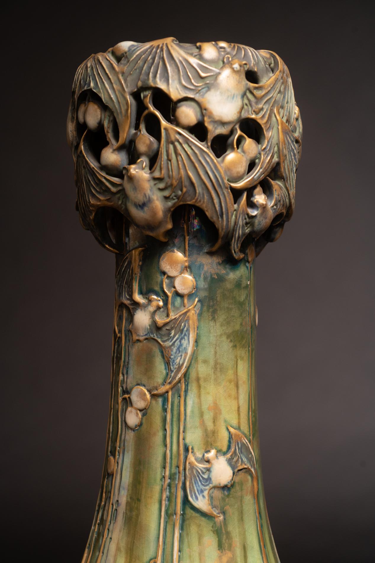 amphora bat vase
