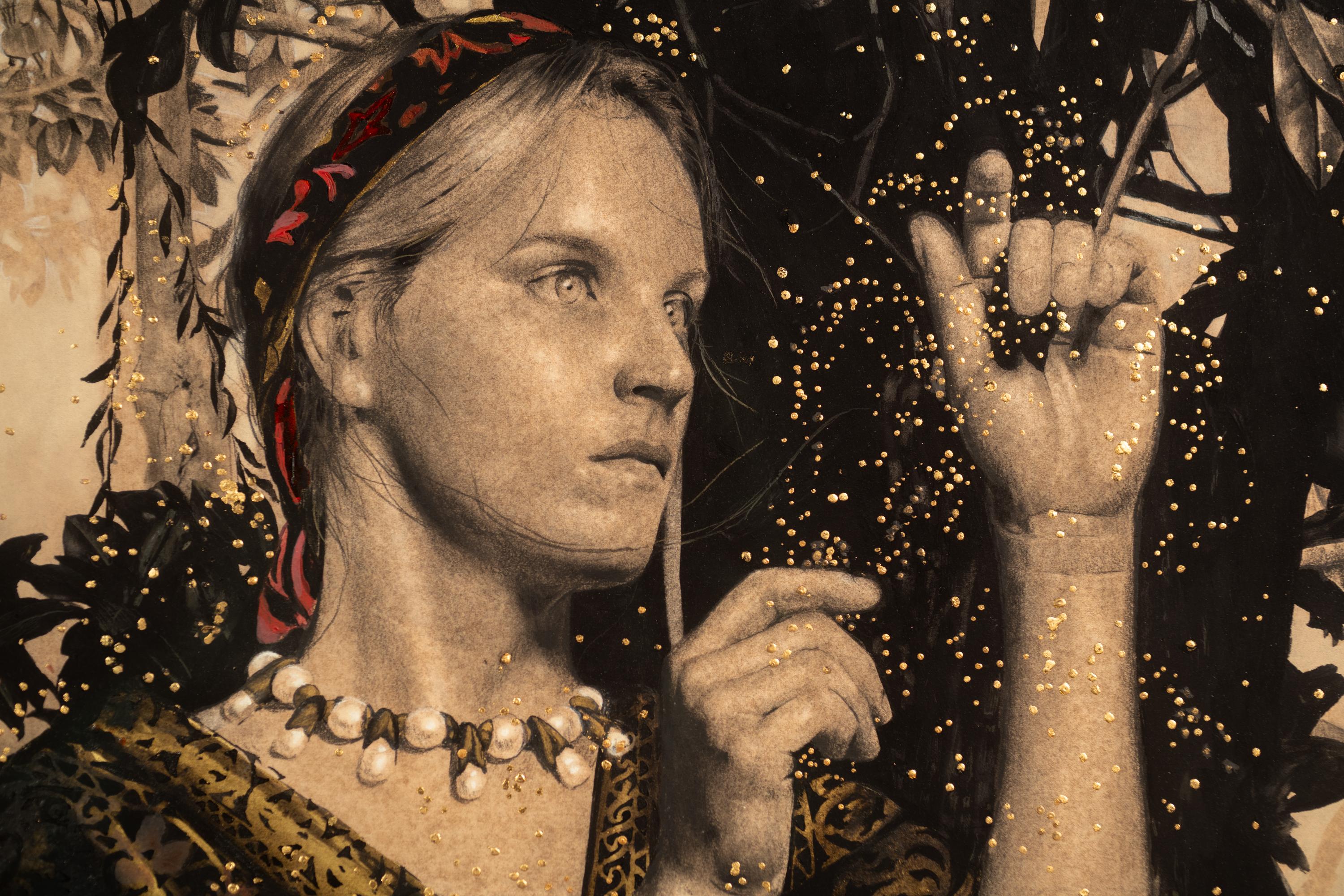 Alessandra Maria arbeitet mit einer Palette aus Graphit, Kohle, Tinte und Blattgold und verwebt dabei meisterhaft Elemente des Irdischen und des Ätherischen. Sie ist teils Zauberin, teils Alchemistin, beschwört die Gegenwart aus der Vergangenheit