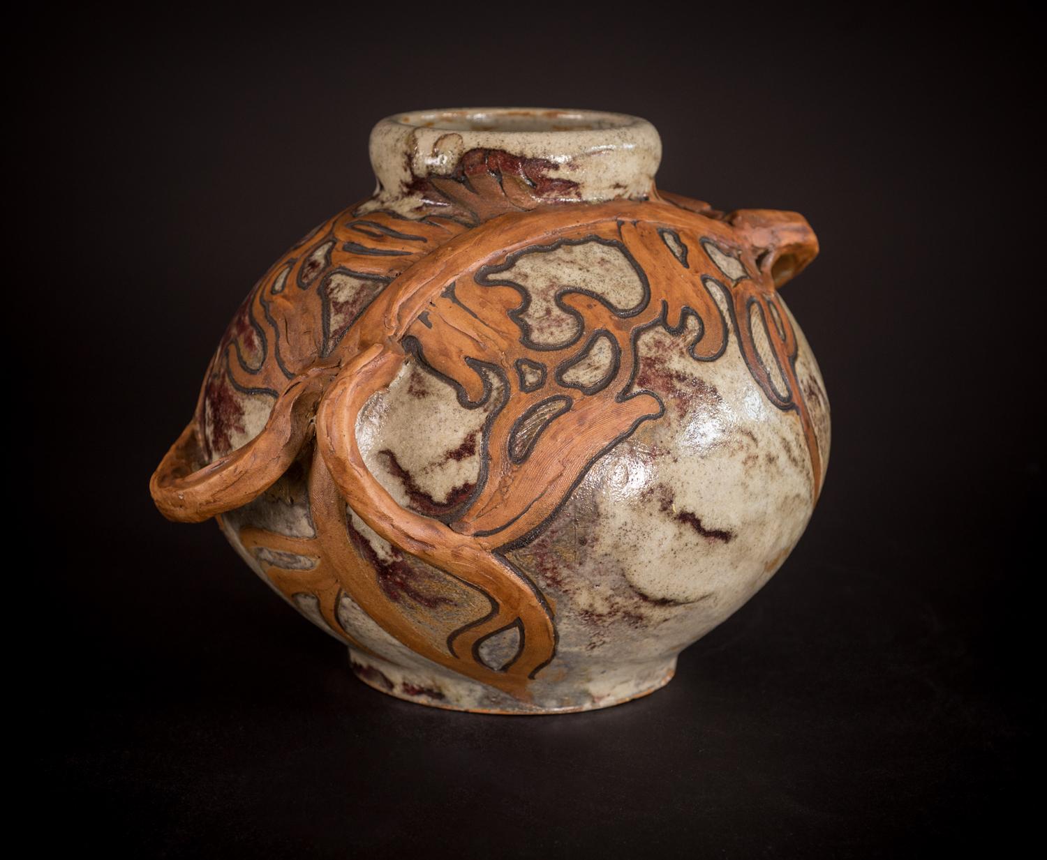Die schönsten Vasen aus der Collaboration zwischen Edmond Lachenal und Emile Decoeur stammen aus den Jahren 1901-1904. Diese Vase, auf deren Unterseite das Wort 