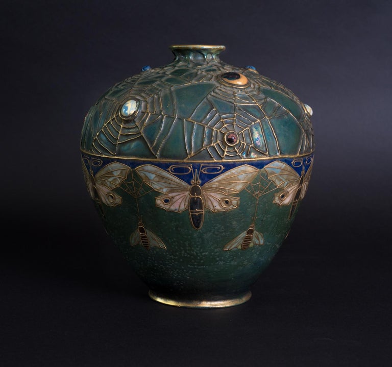 Alfred Stellmacher - Amphora - Vase Sémiramis en forme de papillon de nuit  orné de bijoux sur 1stDibs