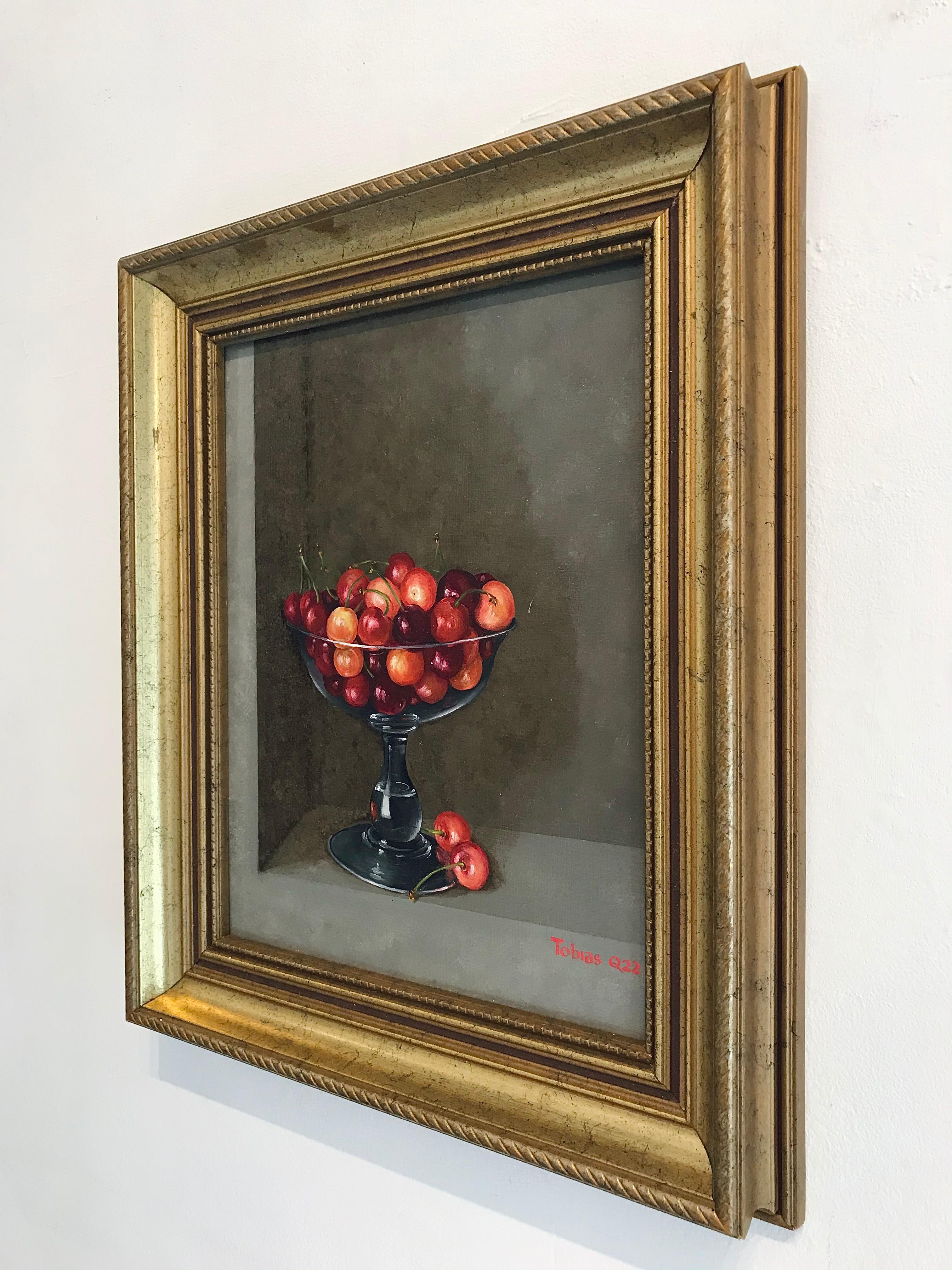 Cerises dans un verre-peinture à l'huile de nature morte réaliste-art contemporain - Réalisme Painting par Tobias Harrison