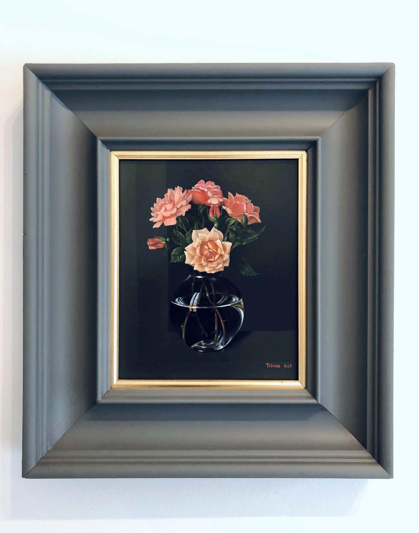 Rosas de Rene-originales bodegones hiperrealistas al óleo-Arte contemporáneo - Painting de Tobias Harrison