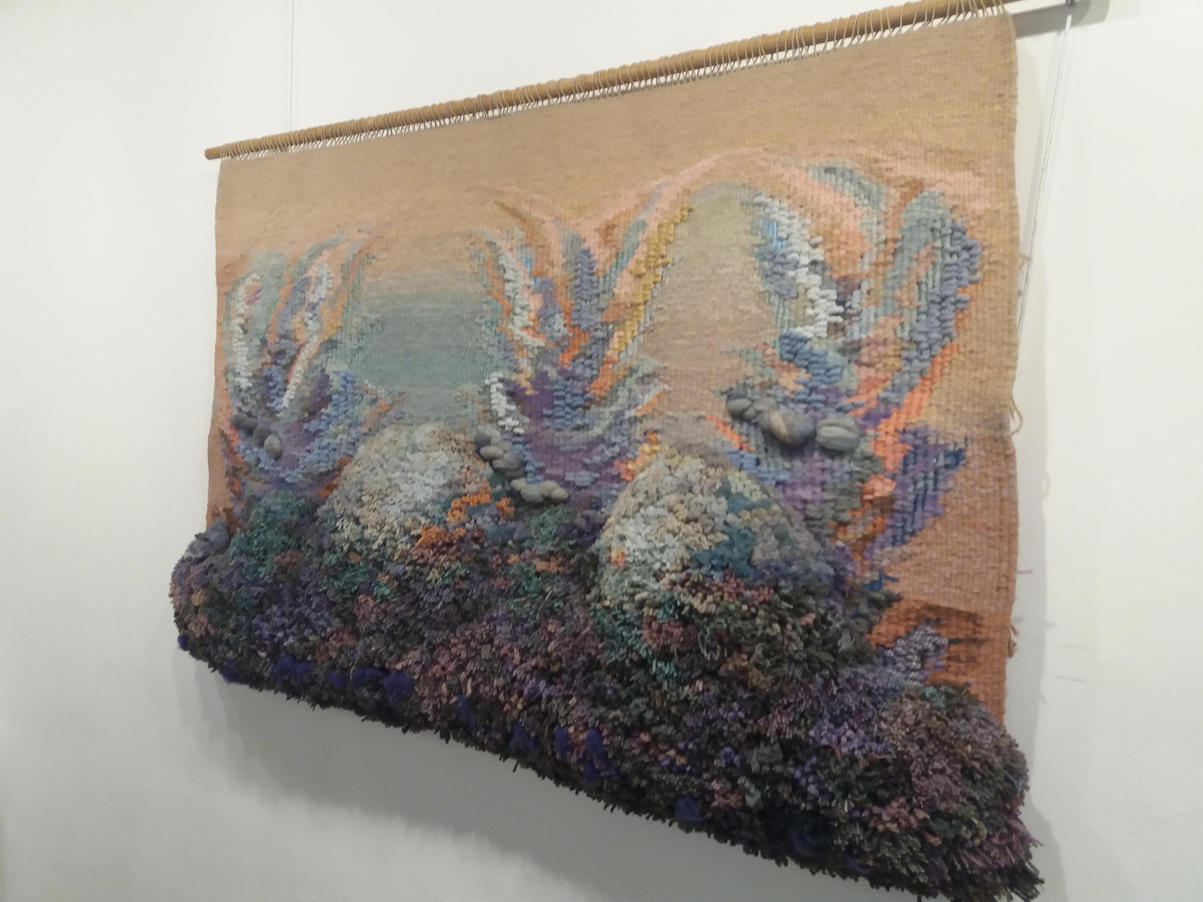 Happy world. Original tapestry
RAVENTÓS Mª Assumpció – (San Sadurní d’Anoia, Barcelona 1930).
Raventos trained at the elite Sant Jordi School of Fine Arts in Barcelona.
Raventós expanded her studies in etching and lithography at the Friedlaender