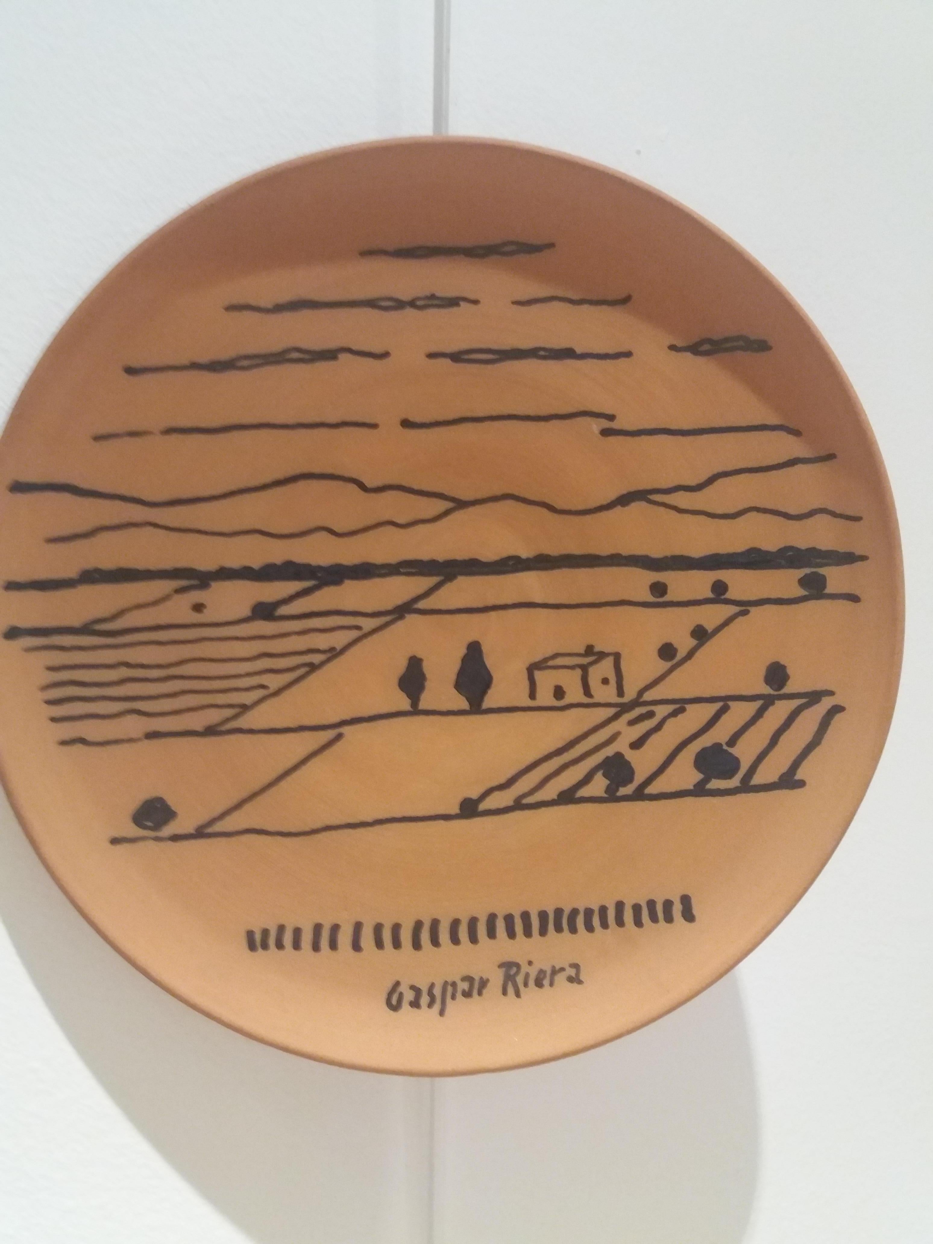 Majorque. Pièce de céramique originale et unique
Peintre né dans la ville de Townes sur l'île de Majorque, il se consacre dès sa jeunesse au dessin et à l'aquarelle, entrant plus tard dans la délinéation. C'est alors qu'il se consacre complètement à