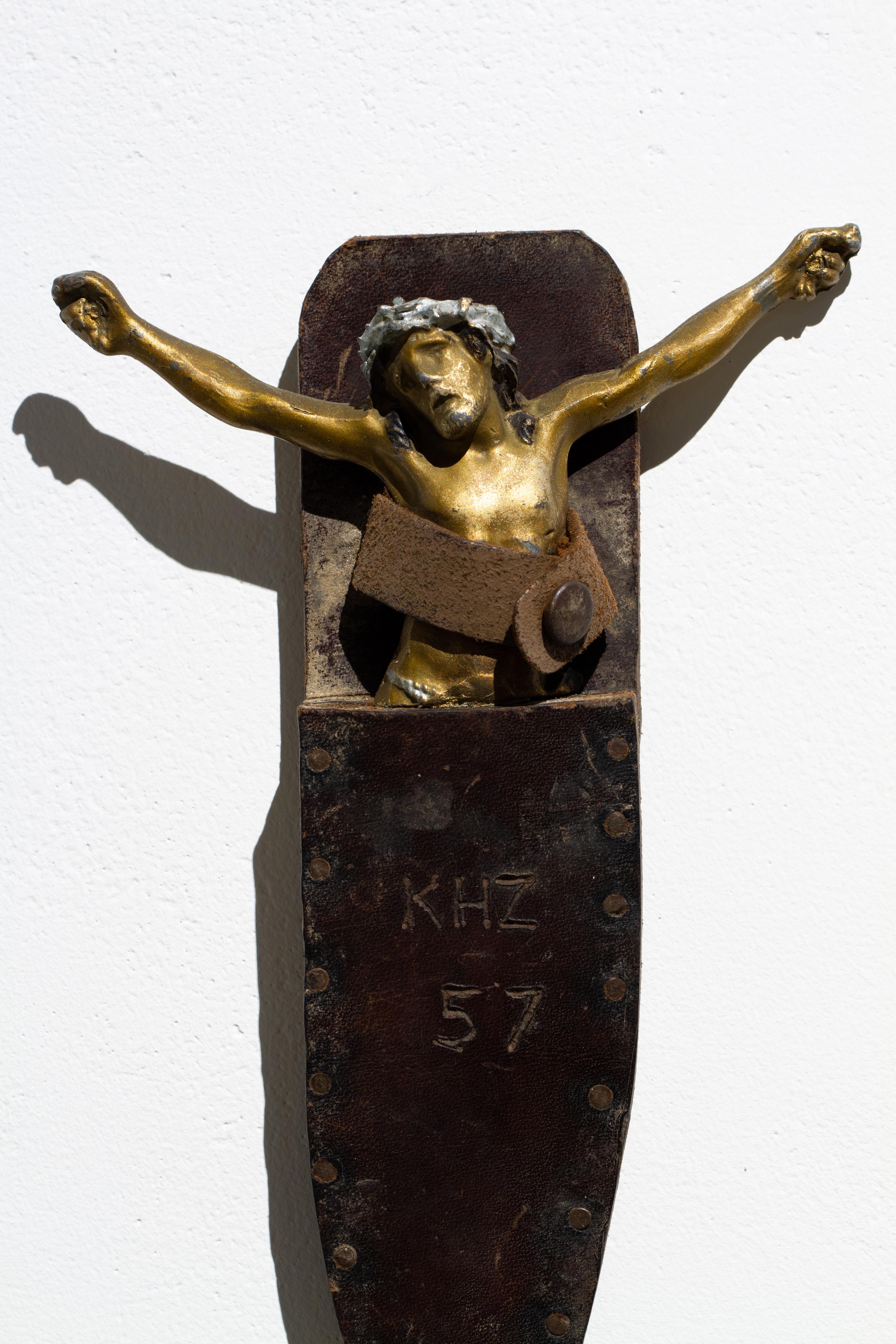 Figurative Sculpture di Jennifer Small - Il primo taglio è il più profondo