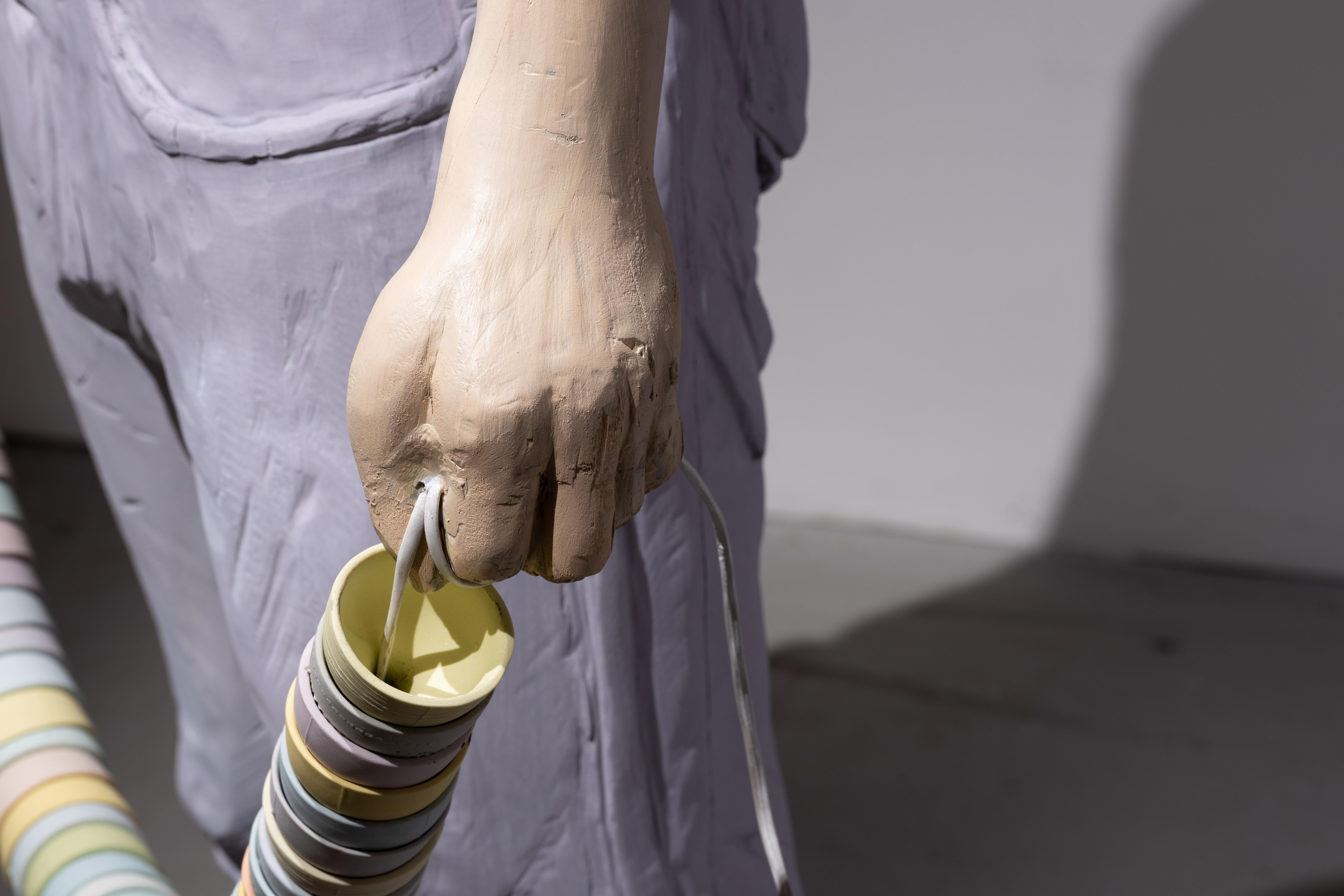 Silhouette emballée et contaminée (son mari) - Contemporary Sculpture by Hélène et son mari