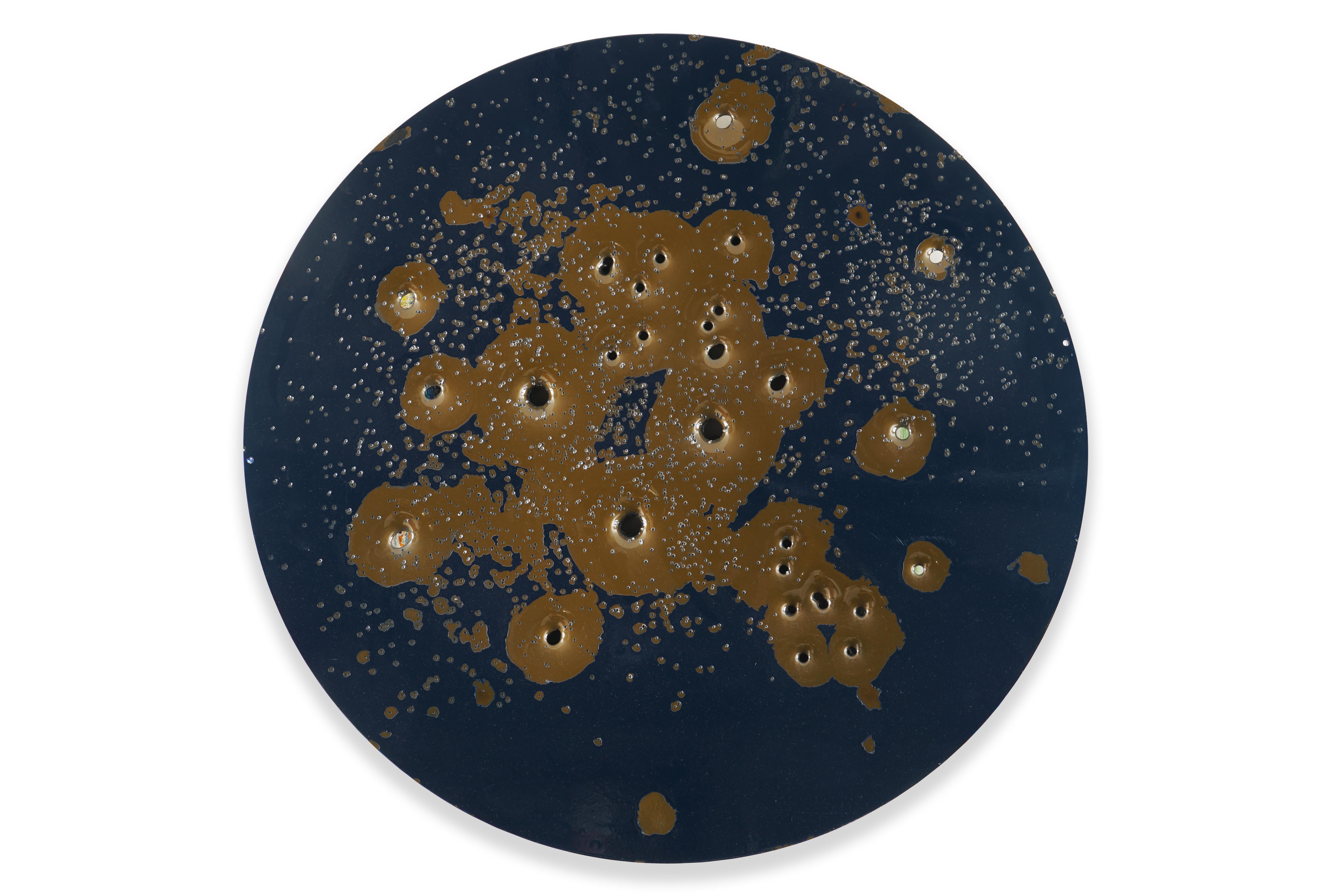 Nick Hunt Abstract Painting – Abstrakte Kaliberabstraktion (Marineblau auf gebranntem Gold #1)