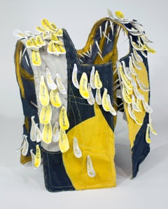 "Precaución", cerámica, chaleco, negro, brillante, amarillo, técnica mixta, escultura