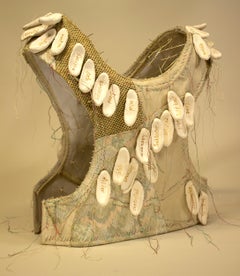 "Sin compromiso", contemporáneo, chaleco, oro, blanco, cerámica, técnica mixta, escultura