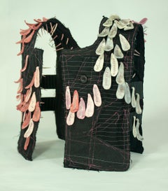 "Autre", contemporain, gilet, céramique, noir, blanc, rose, mixed media, sculpture.