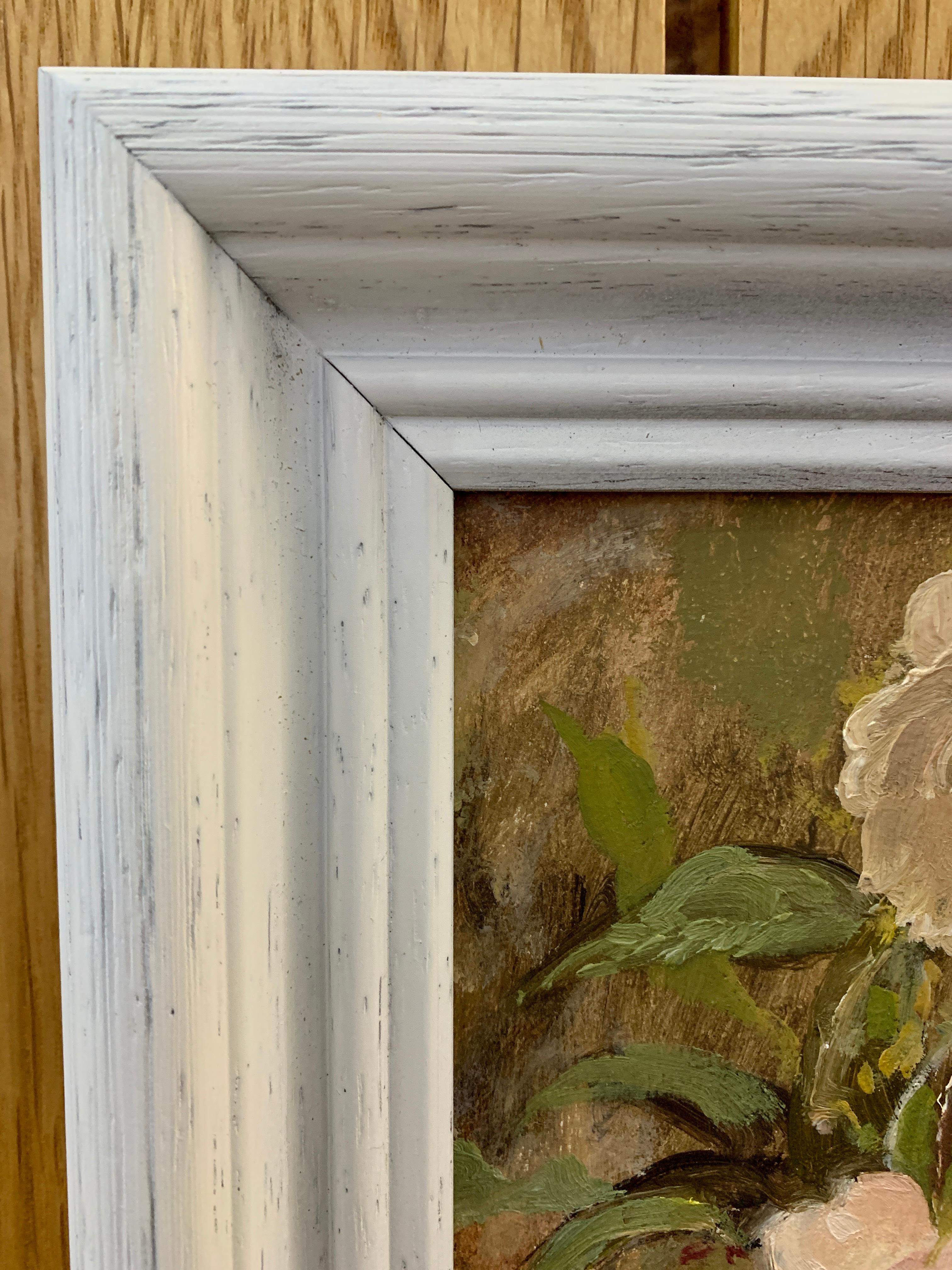 Englisches impressionistisches Stillleben des 20. Jahrhunderts mit weißen und gelben Blumen (Grau), Still-Life Painting, von Keith Johnson