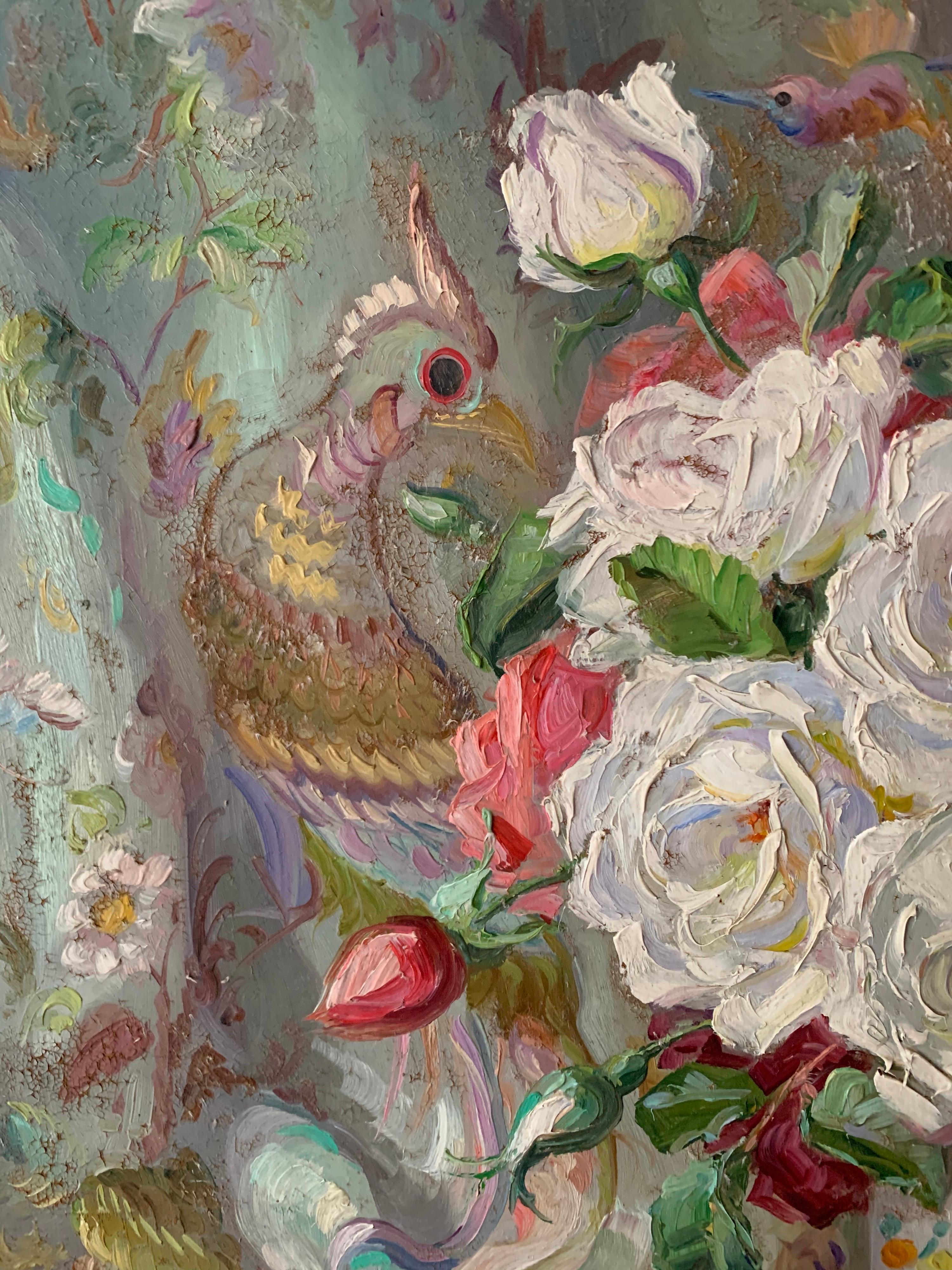 Nature morte française vintage de roses avec tissu chinoiserie oiseaux orientaux signé:: huile - Gris Interior Painting par Reyne Marin de Pyerne