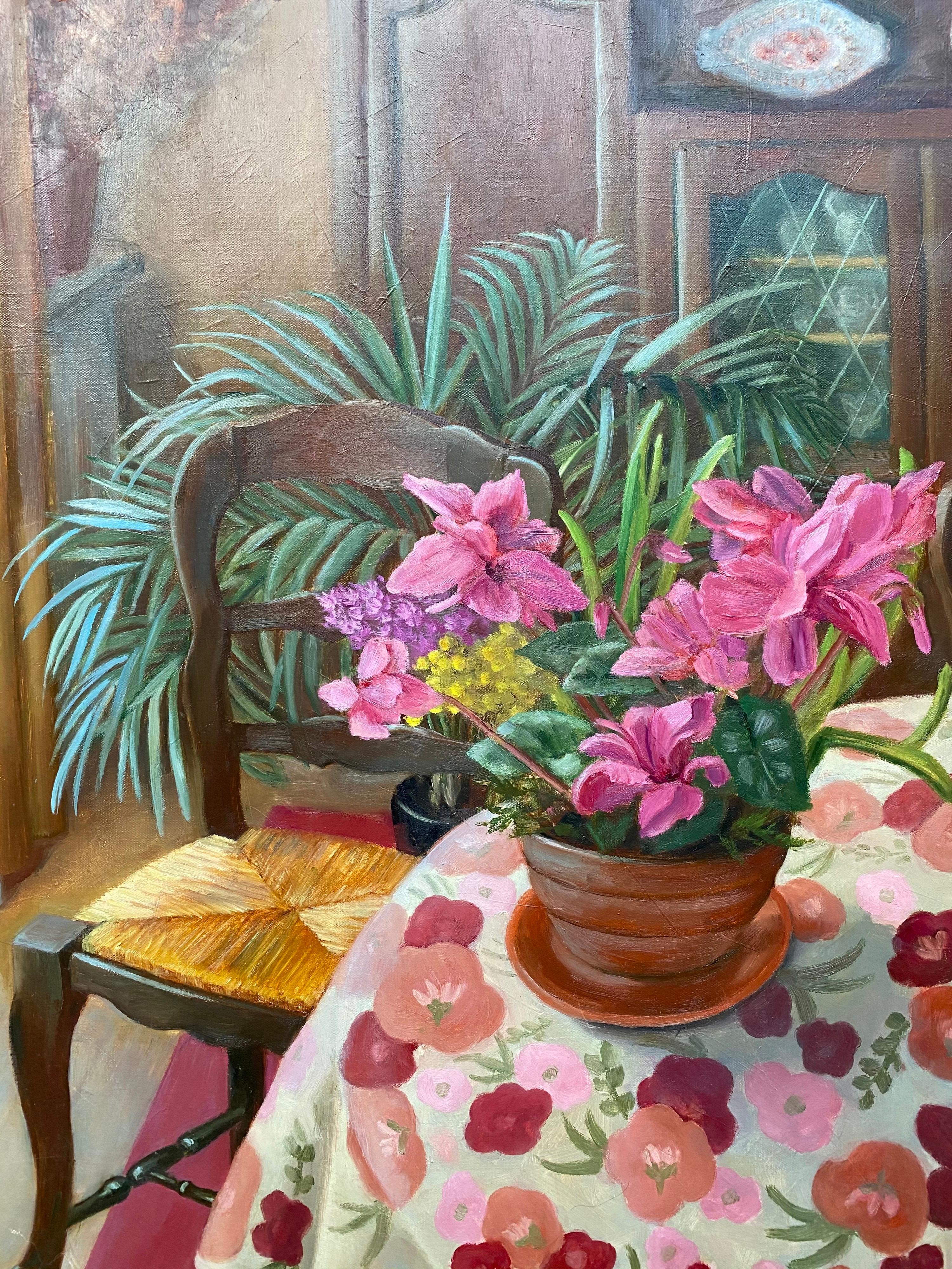 Grande huile française signée - Service de pièce d'intérieur coloré avec fleurs roses - Impressionnisme Painting par Yvette Bossiere