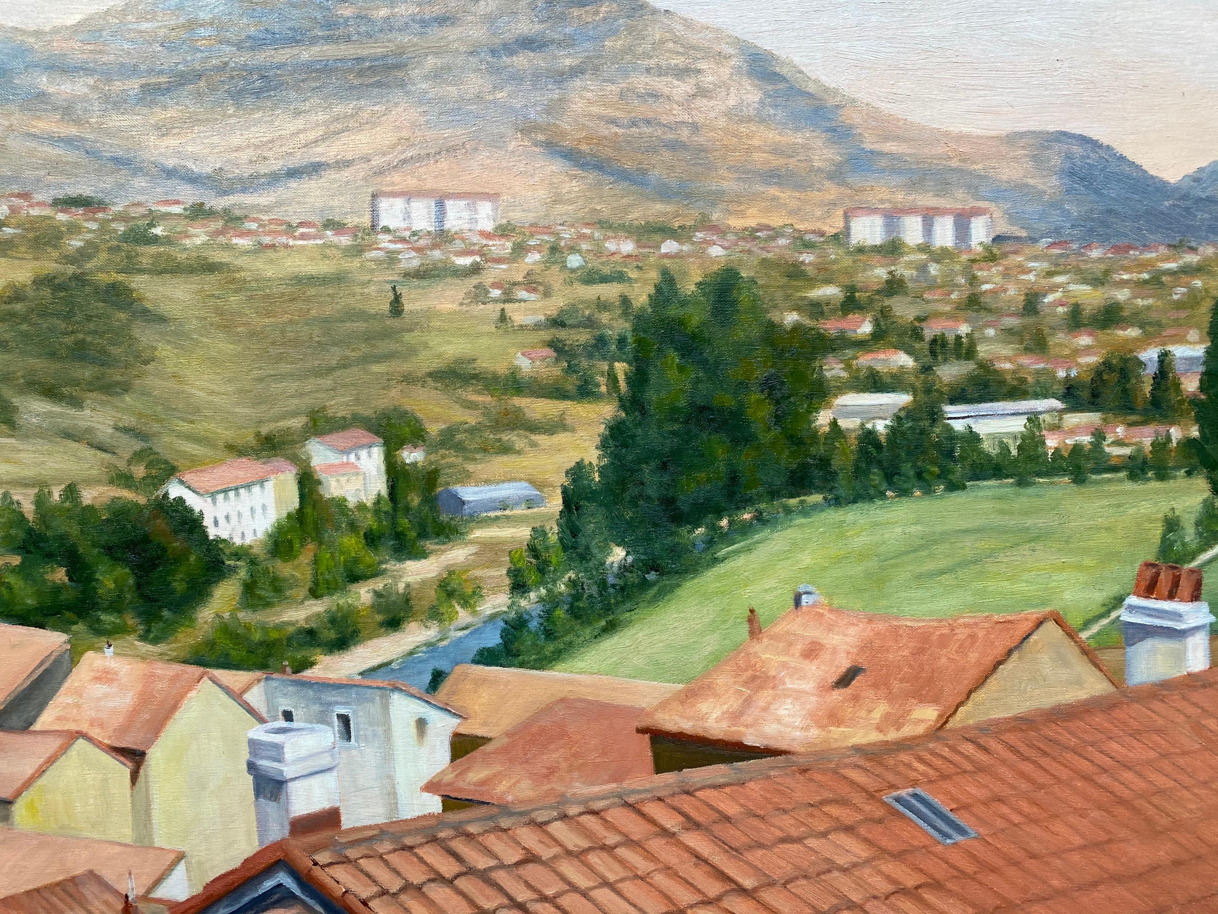 Très grande vue à l'huile impressionniste française sur le terrain d'un village d'Occitanie au-dessus d'un sabot - Impressionnisme Painting par Yvette Bossiere