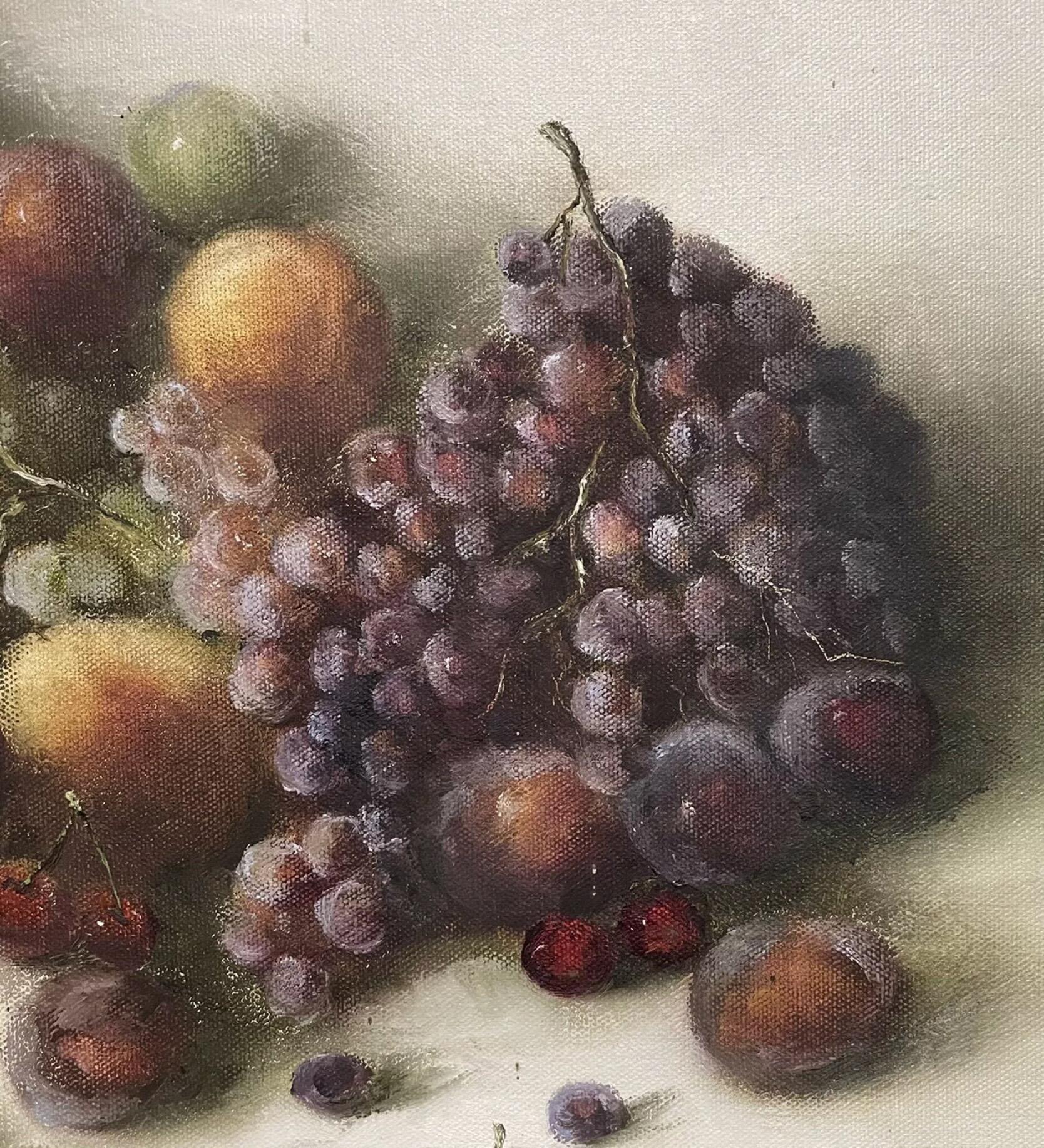 Grande Nature Morte à l'huile signée - Opulente présentation raisins pêches cerises en vente 1