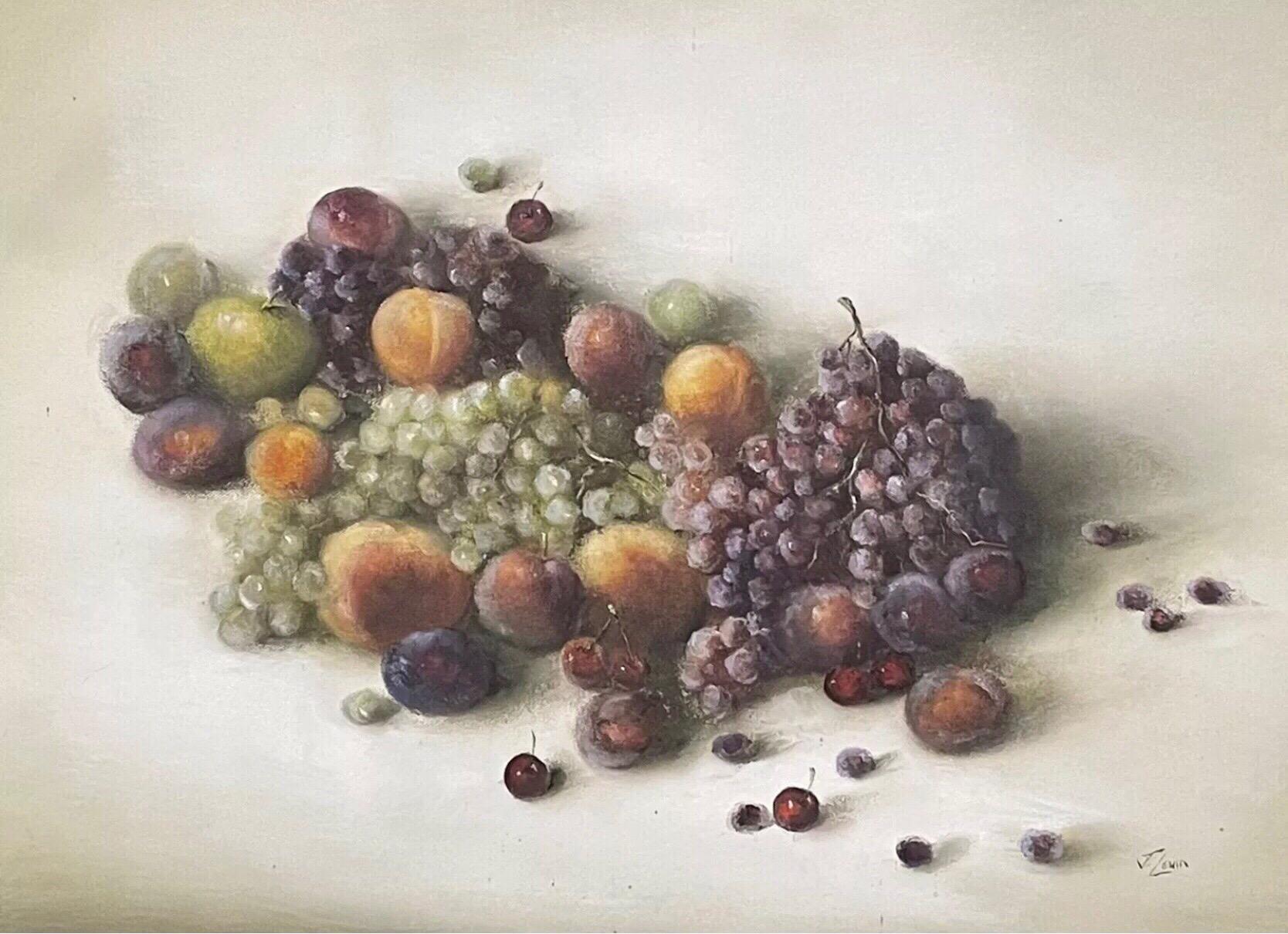 Grande Nature Morte à l'huile signée - Opulente présentation raisins pêches cerises - Painting de J. Lewin