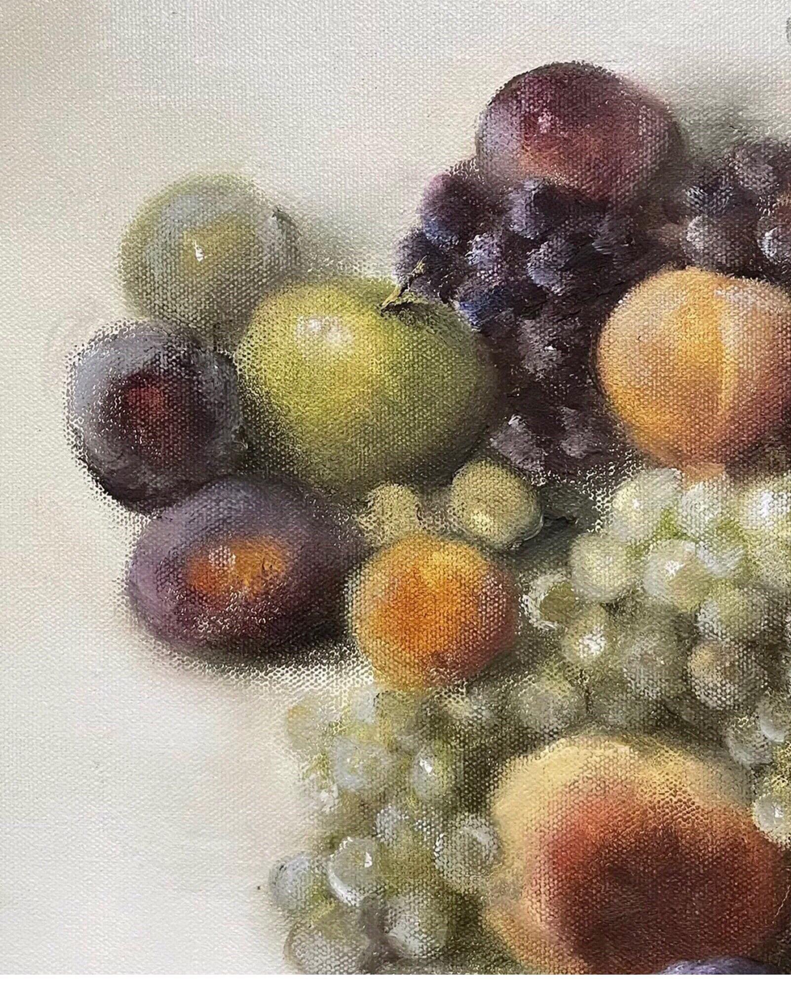 Artistics/ School : École britannique, fin du 20e siècle, signé

Titre : Nature morte extravagante de fruits

Médium : peinture à l'huile sur toile, encadrée.

Taille : peinture 18 x 24 pouces, cadre : 21.75 x 27.75 pouces 

Collectional :