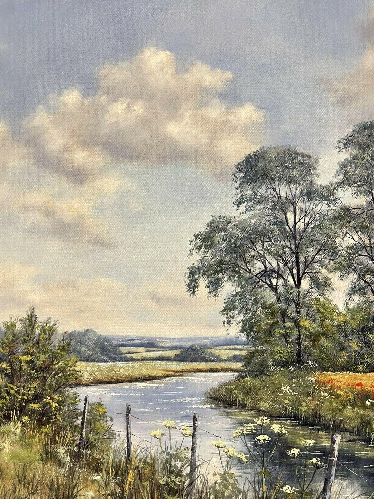DEBORAH POYNTON - DIPINTO A OLIO BRITANNICO DI GRANDI DIMENSIONI - PAESAGGIO FLUVIALE CON GRANO E PAPAVERI - Landscape Painting Grigio di Deborah Poynton