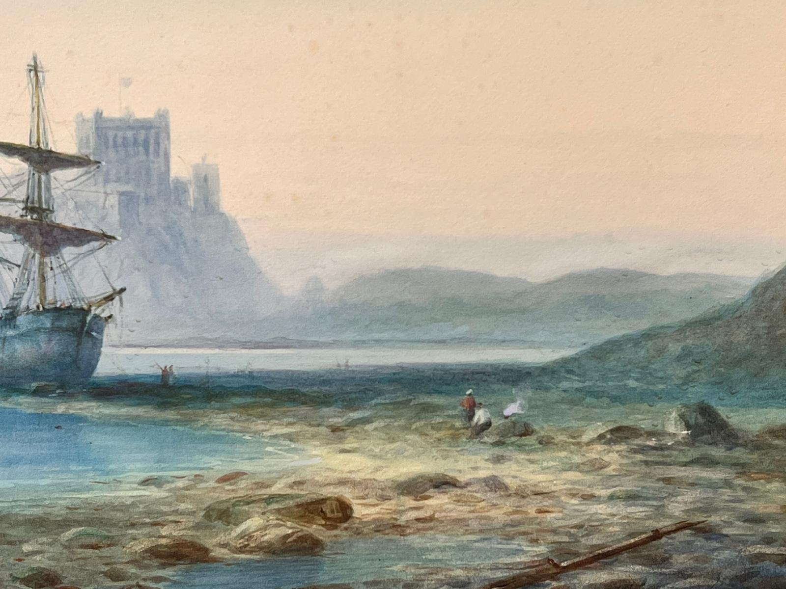 Antique British Marine Painting Classic Tallship Beached on Shore with Castle (nave da pesca classica spiaggiata con castello) - Landscape Art Grigio di Antique English Marine