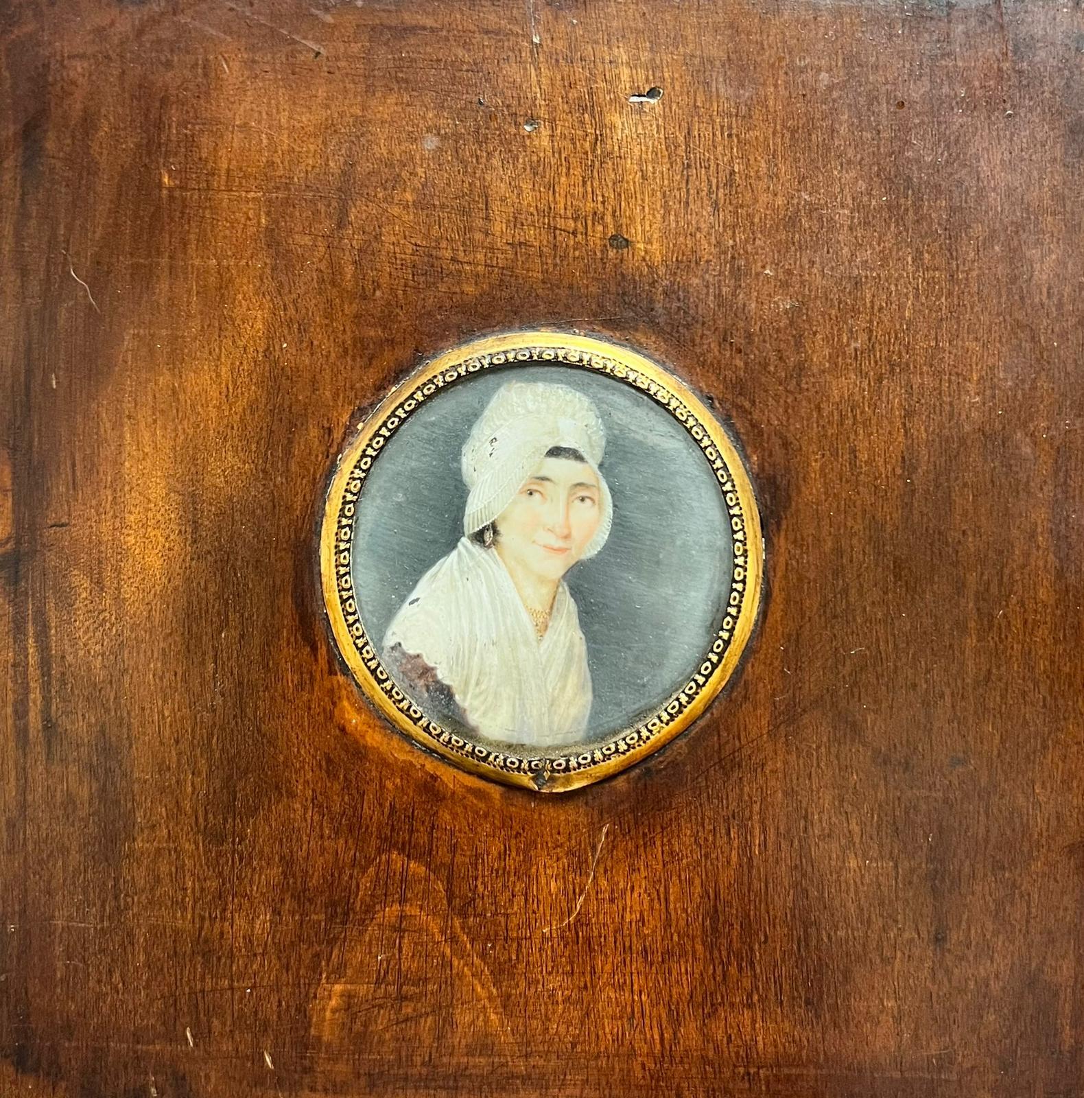 French School Portrait Painting – Antikes französisches Miniaturporträt einer Dame mit biografischen Details und Gemälde
